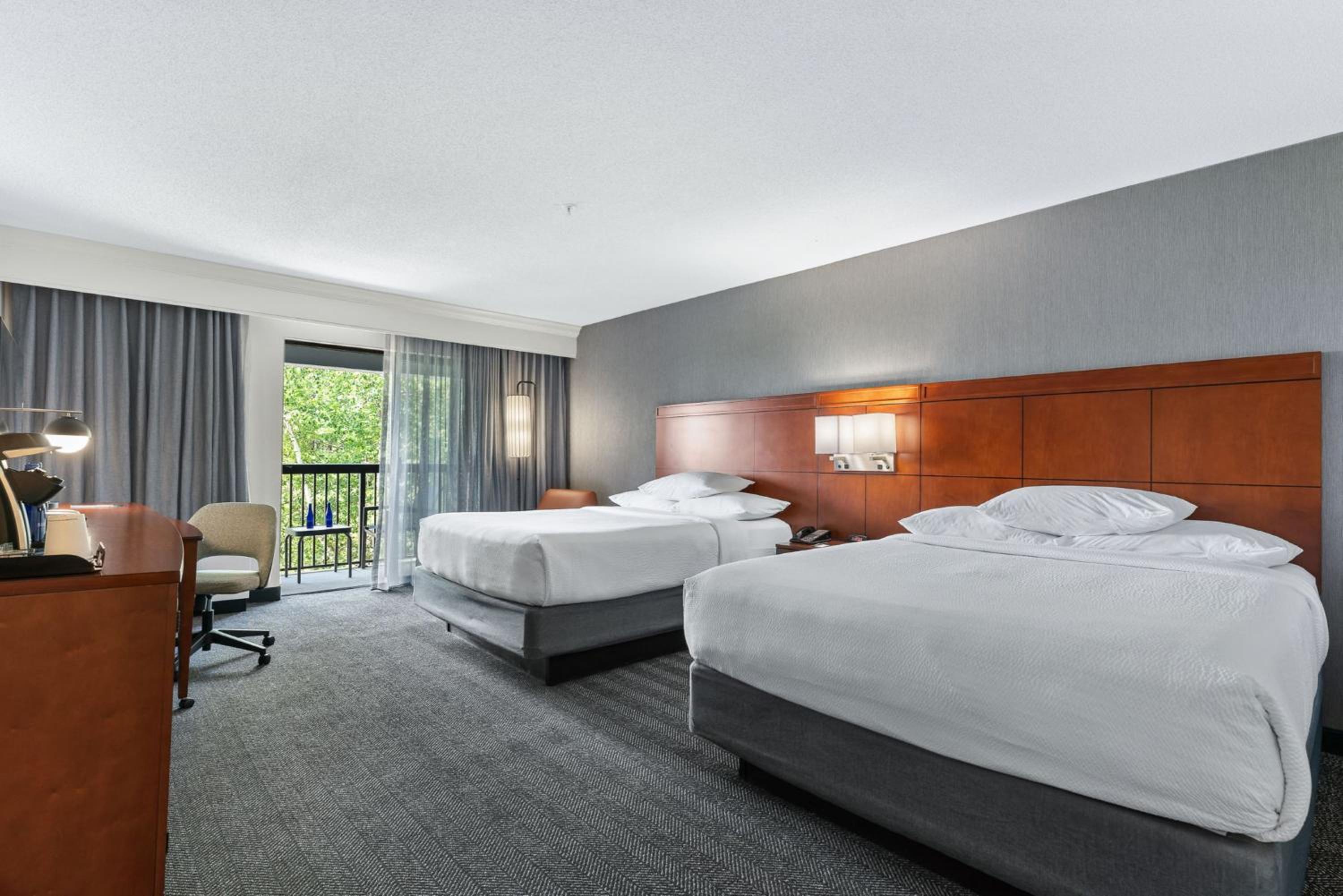 Queen Room with Two Queen Beds - Photo 3