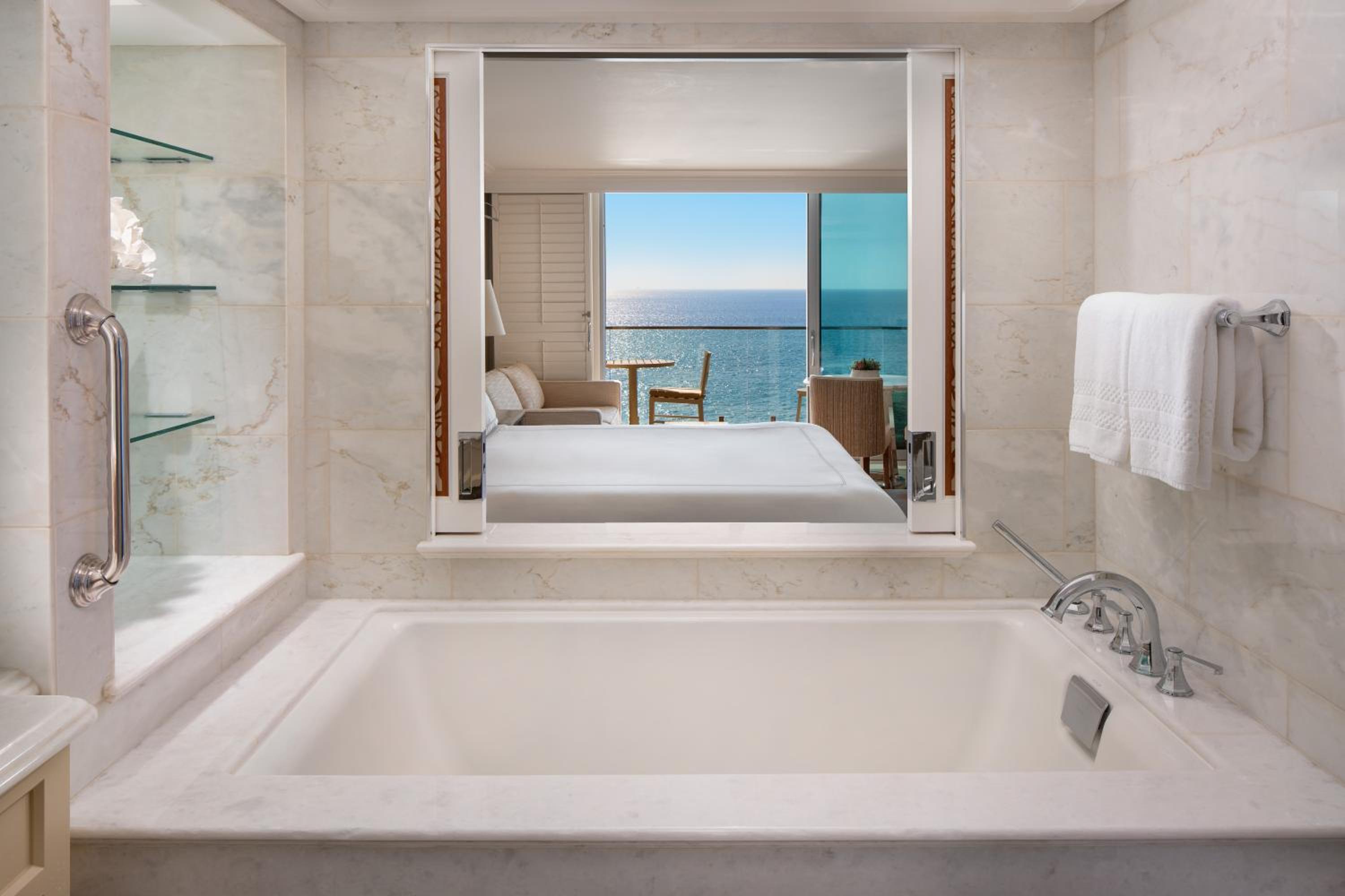 Premium Oceanfront King Corner Studio - Photo 4