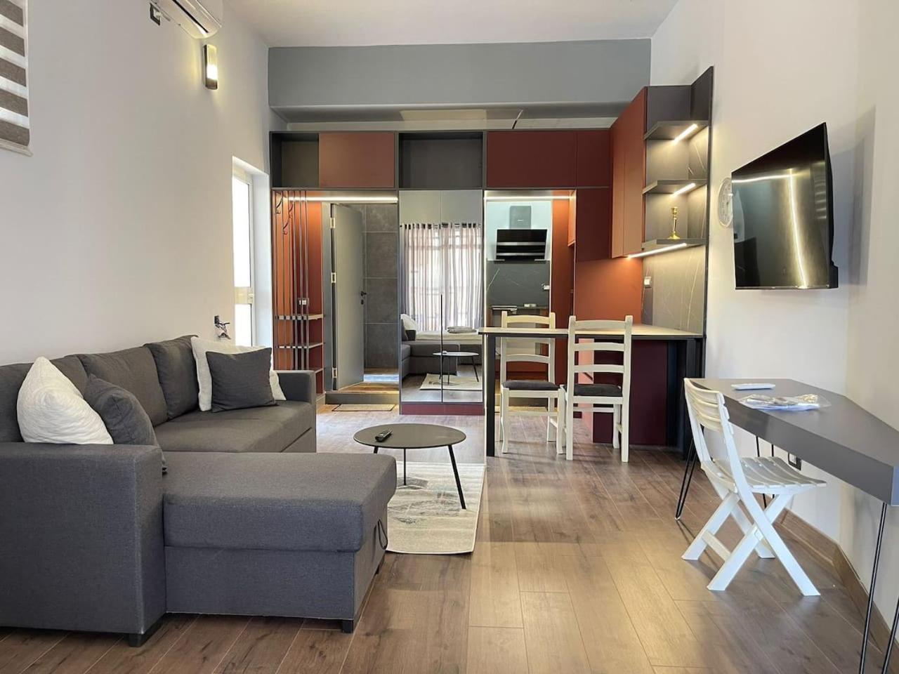 One-Bedroom Apartment photo 1