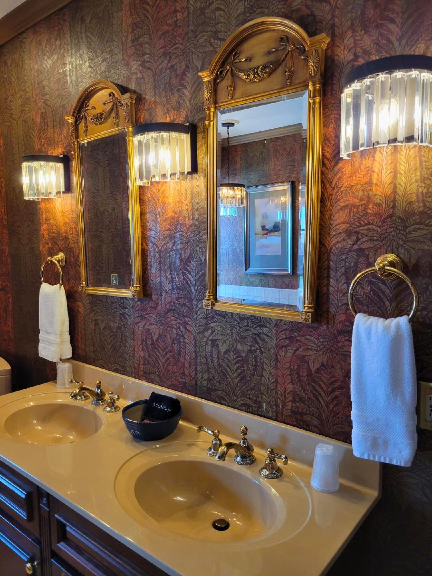 Executive Suite - Photo 13