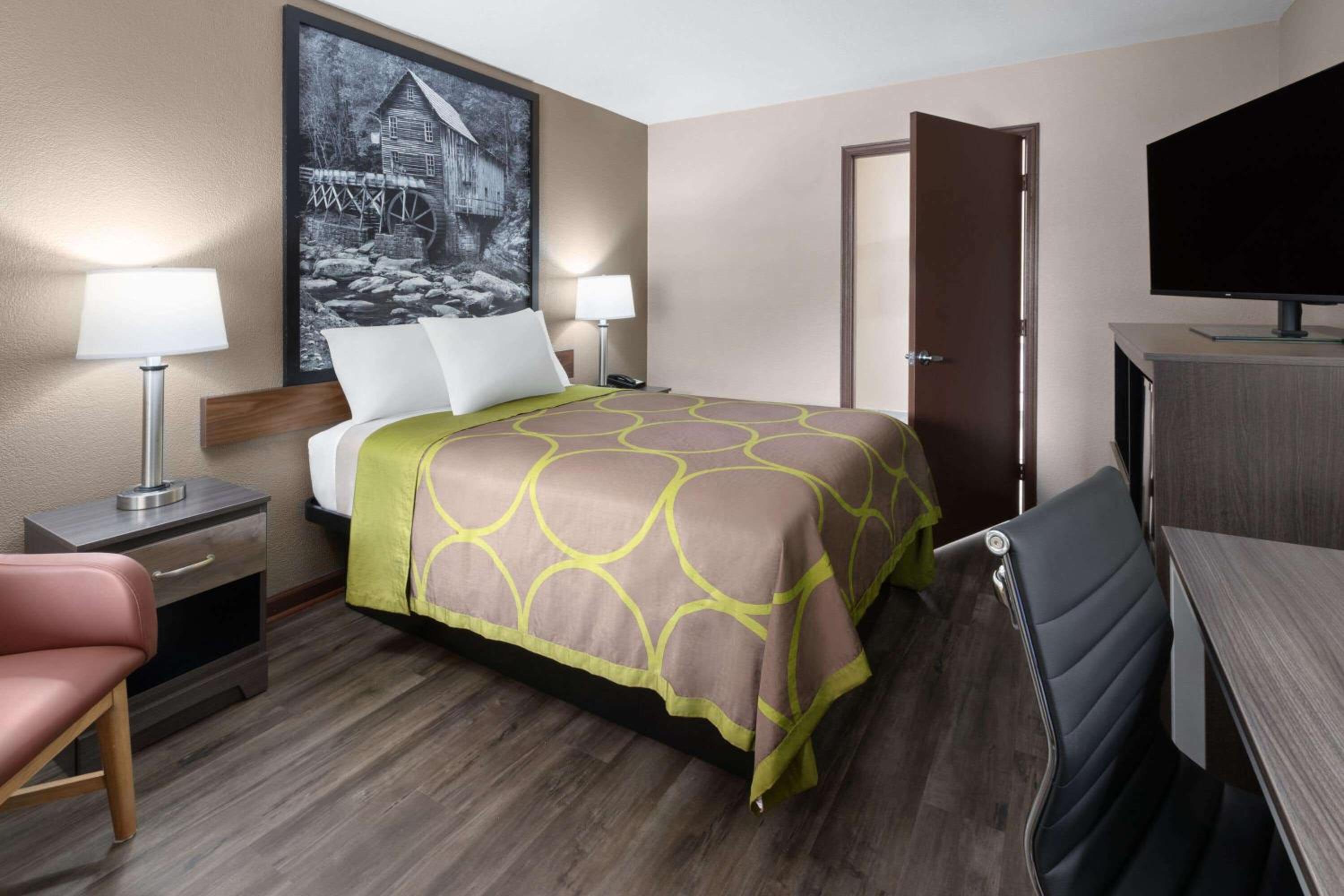 Double Room with Bathtub with Grab Bars - Mobility Accessible/Non-Smoking - Photo 1