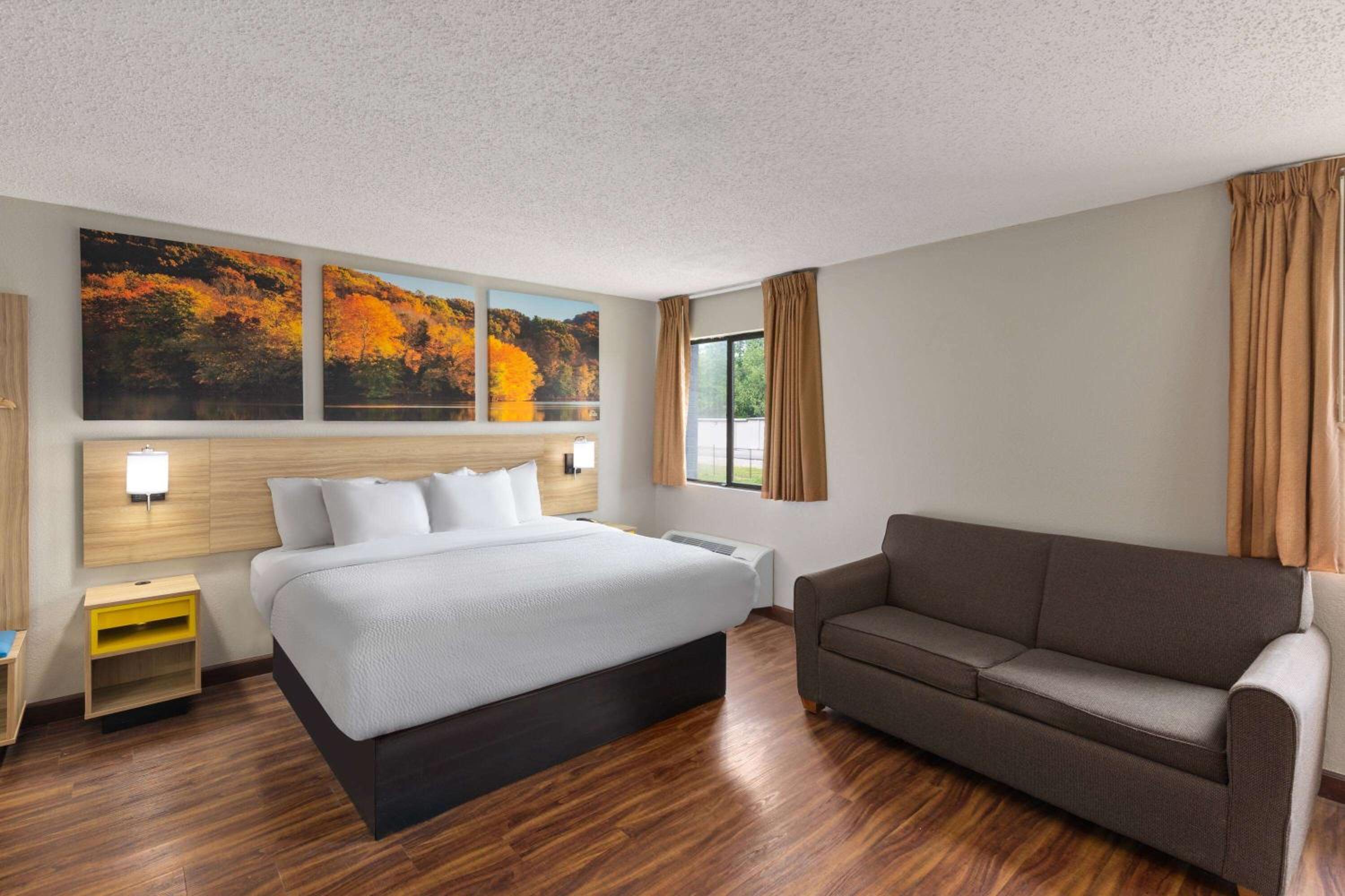 King Room - Non-Smoking - Photo 10