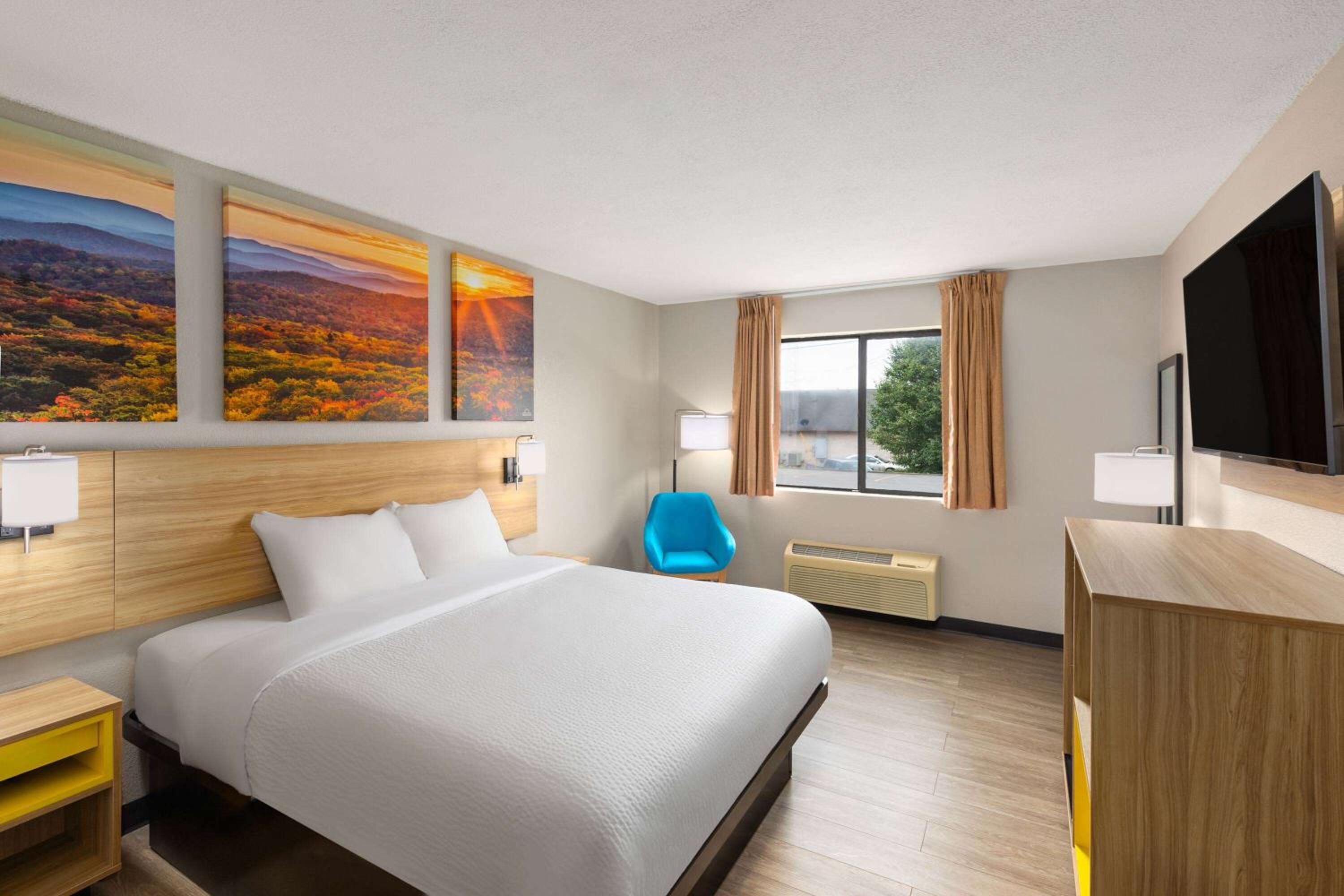 King Room - Non-Smoking - Photo 2