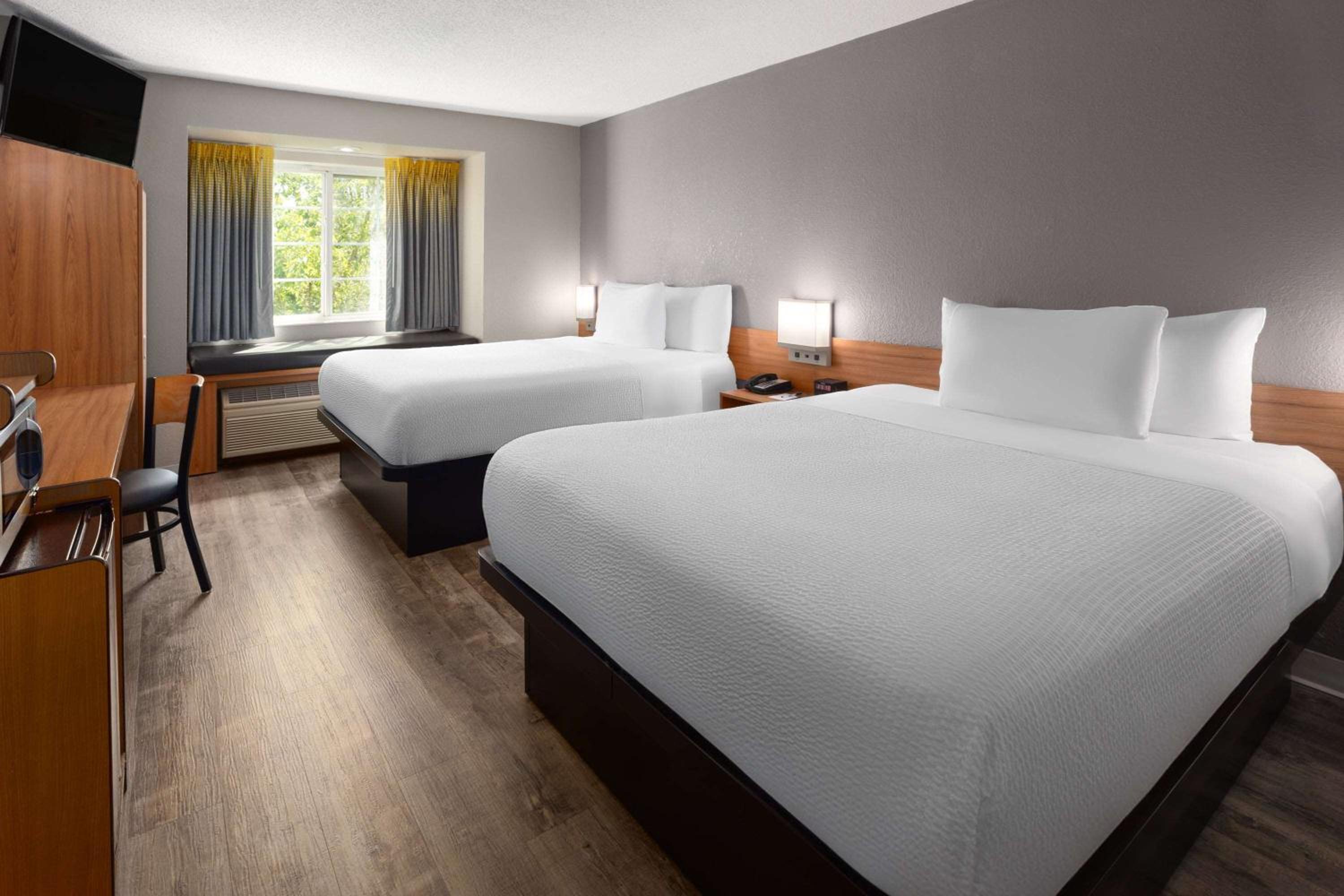 Queen Room with Two Queen Beds - Non-Smoking - Photo 4