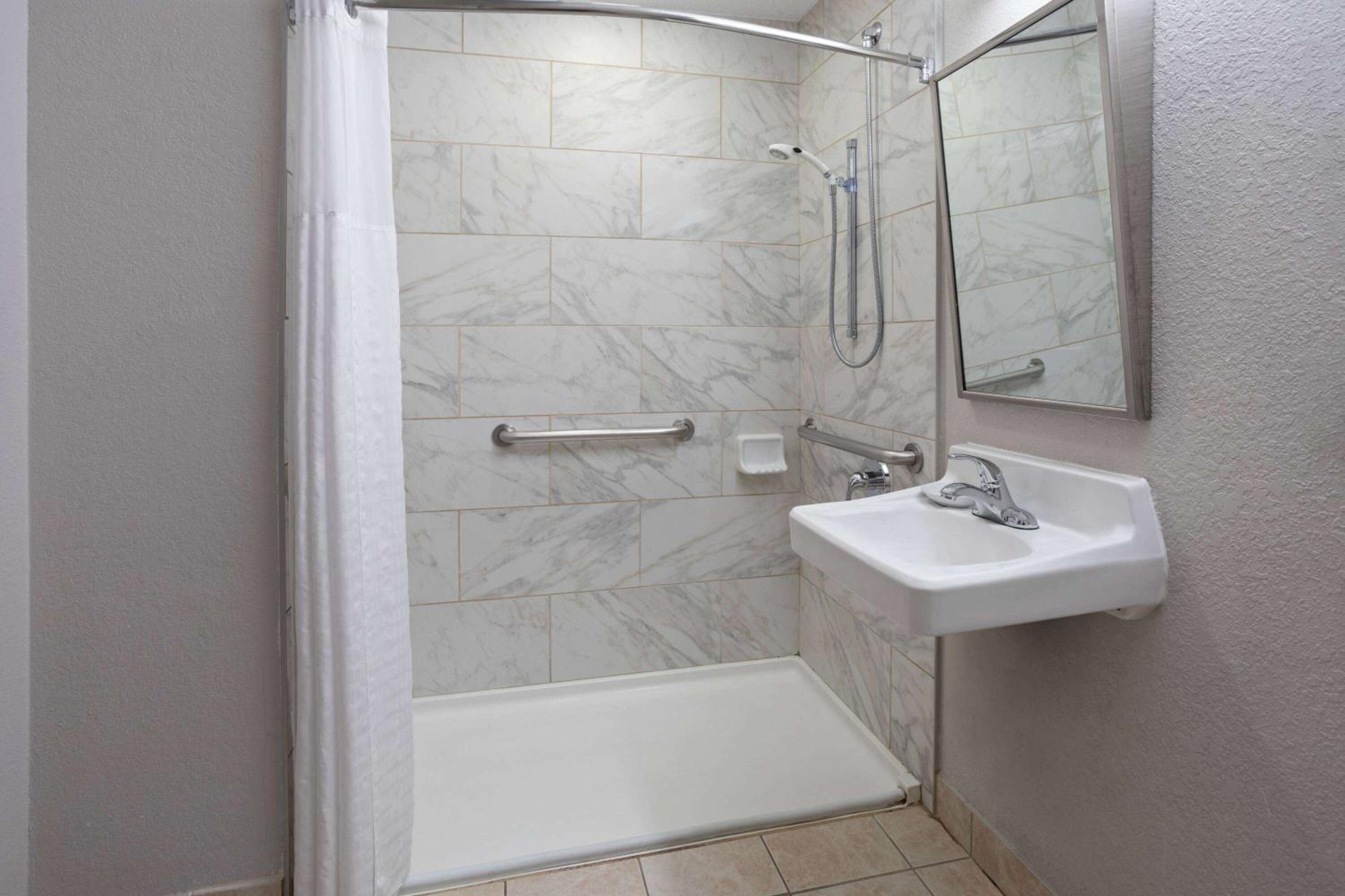 King Room - Mobility Access/Non-Smoking - Photo 3