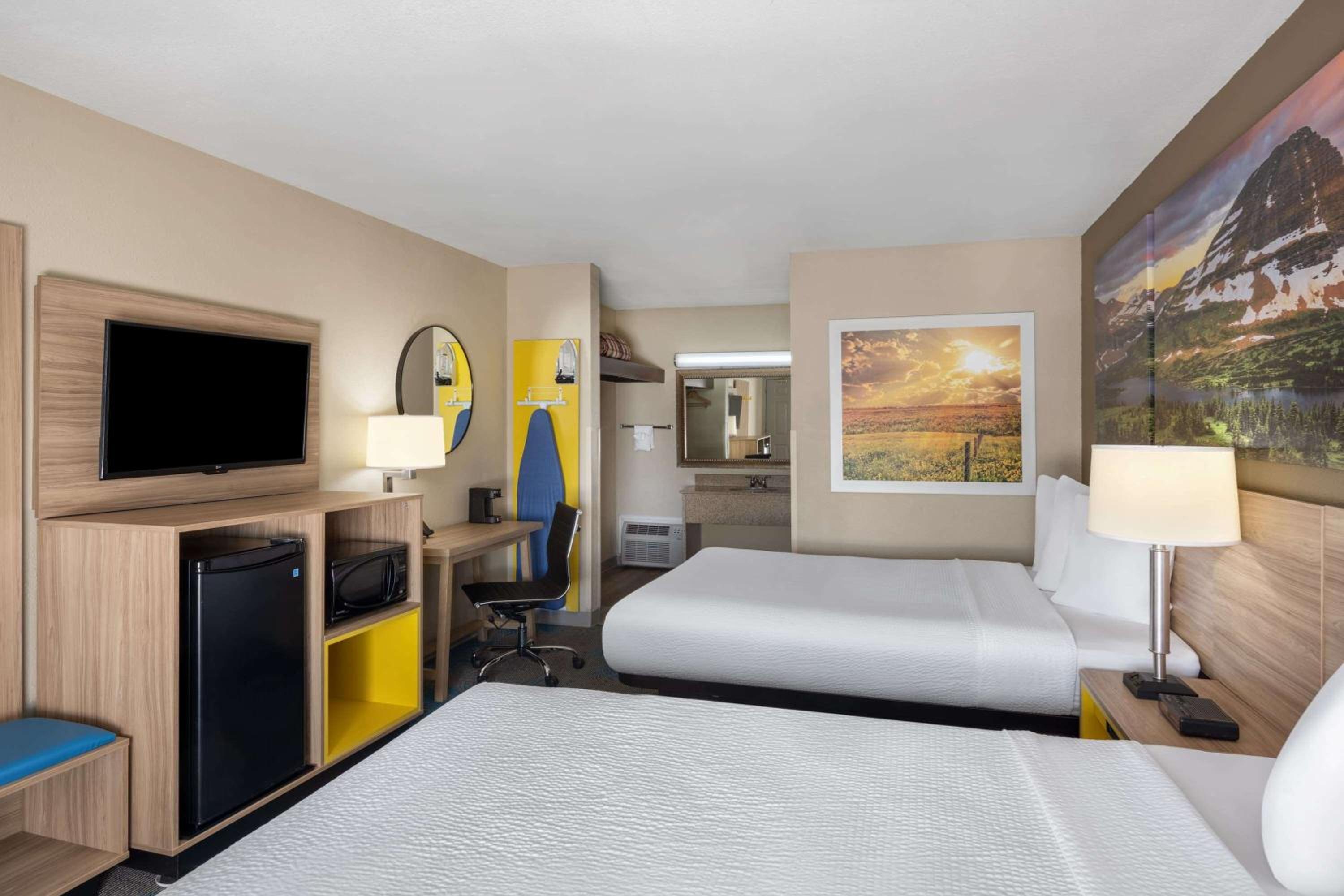 Queen Room with Two Queen Beds - Non-Smoking - Photo 1
