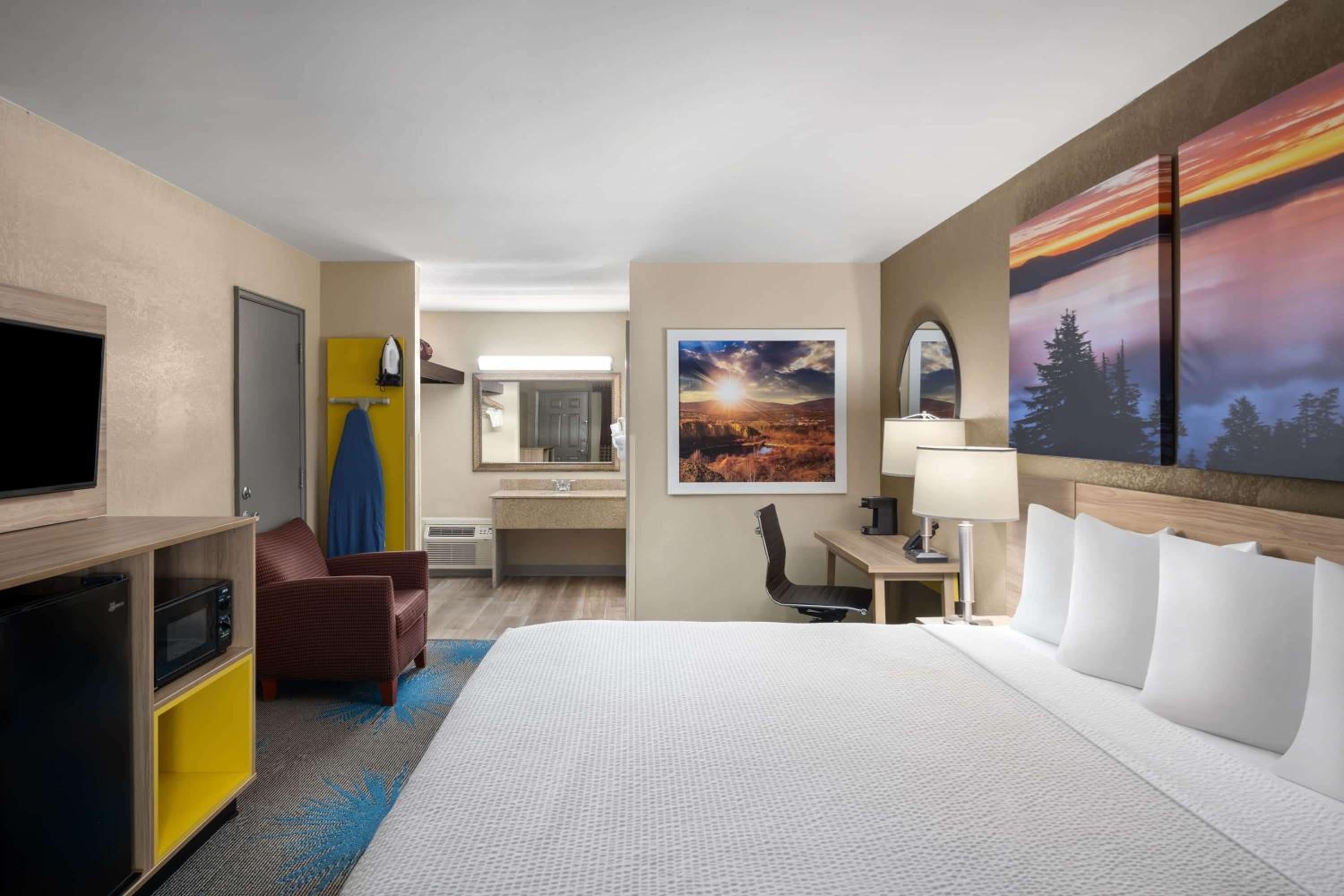 Deluxe King Room - Non-Smoking - Photo 1