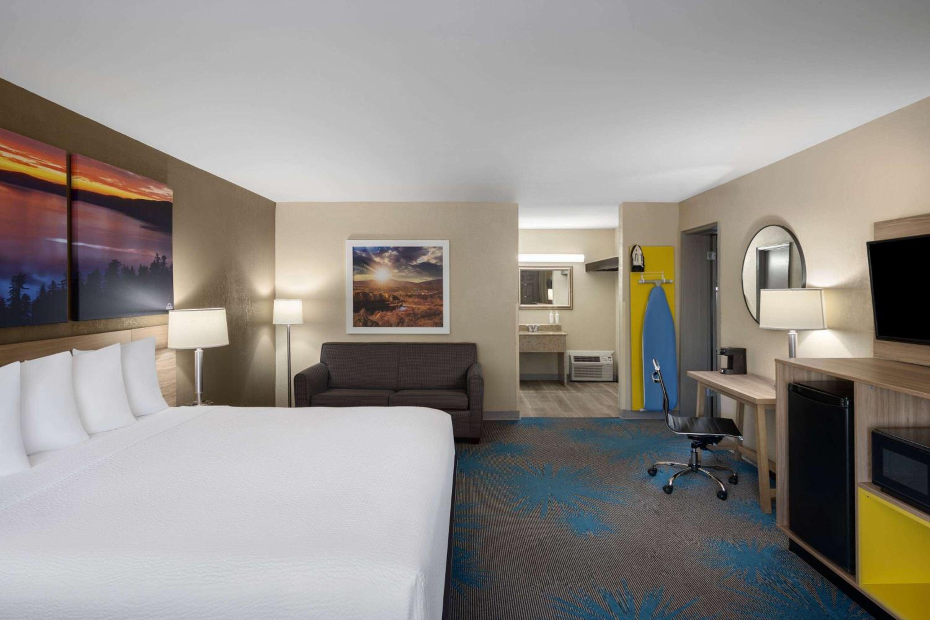One-Bedroom Suite with One King Bed and Two Queen Beds - Non-Smoking - Photo 1