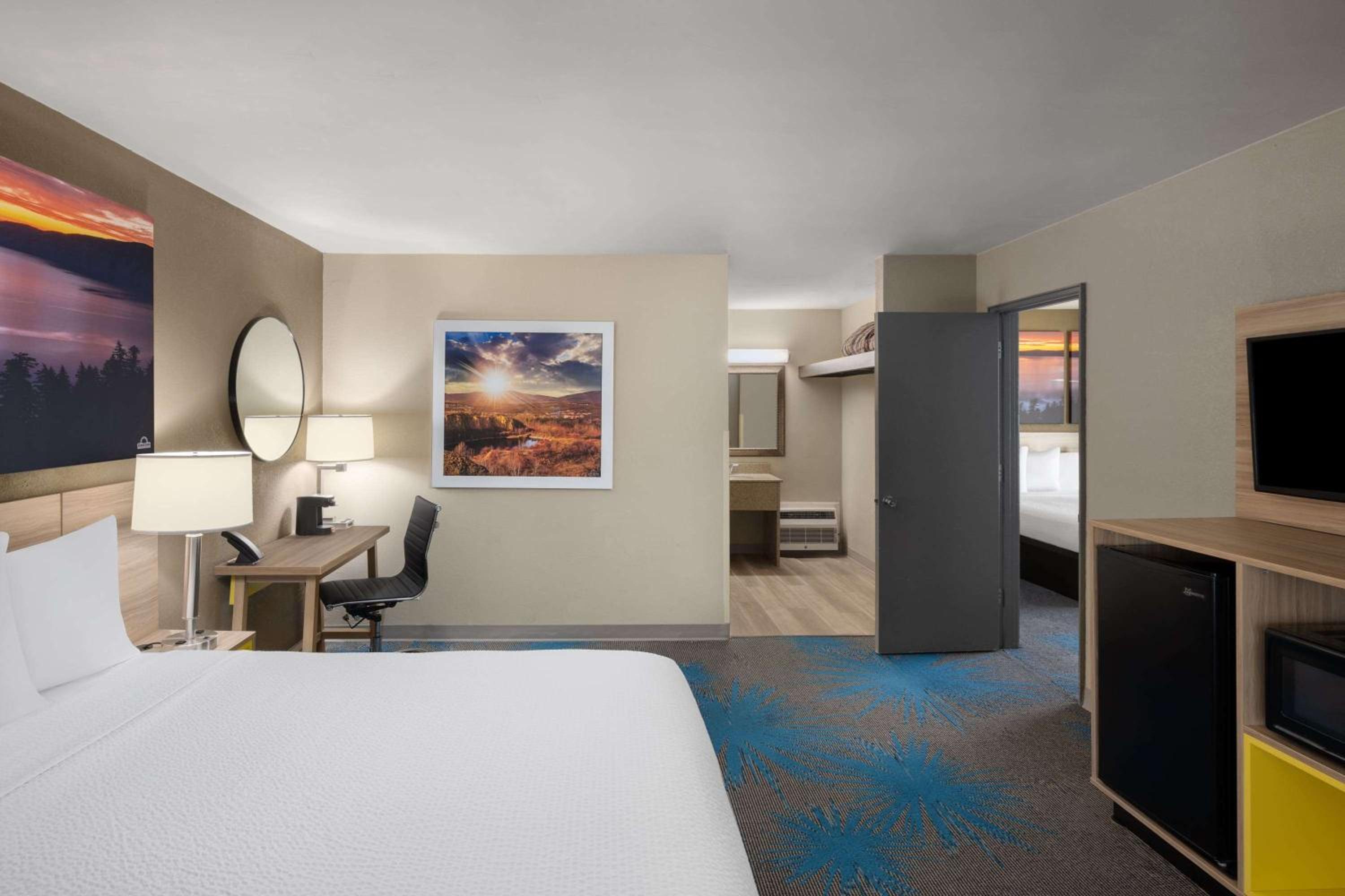 One-Bedroom Suite with One King Bed and One Queen Bed - Non-Smoking - Photo 1
