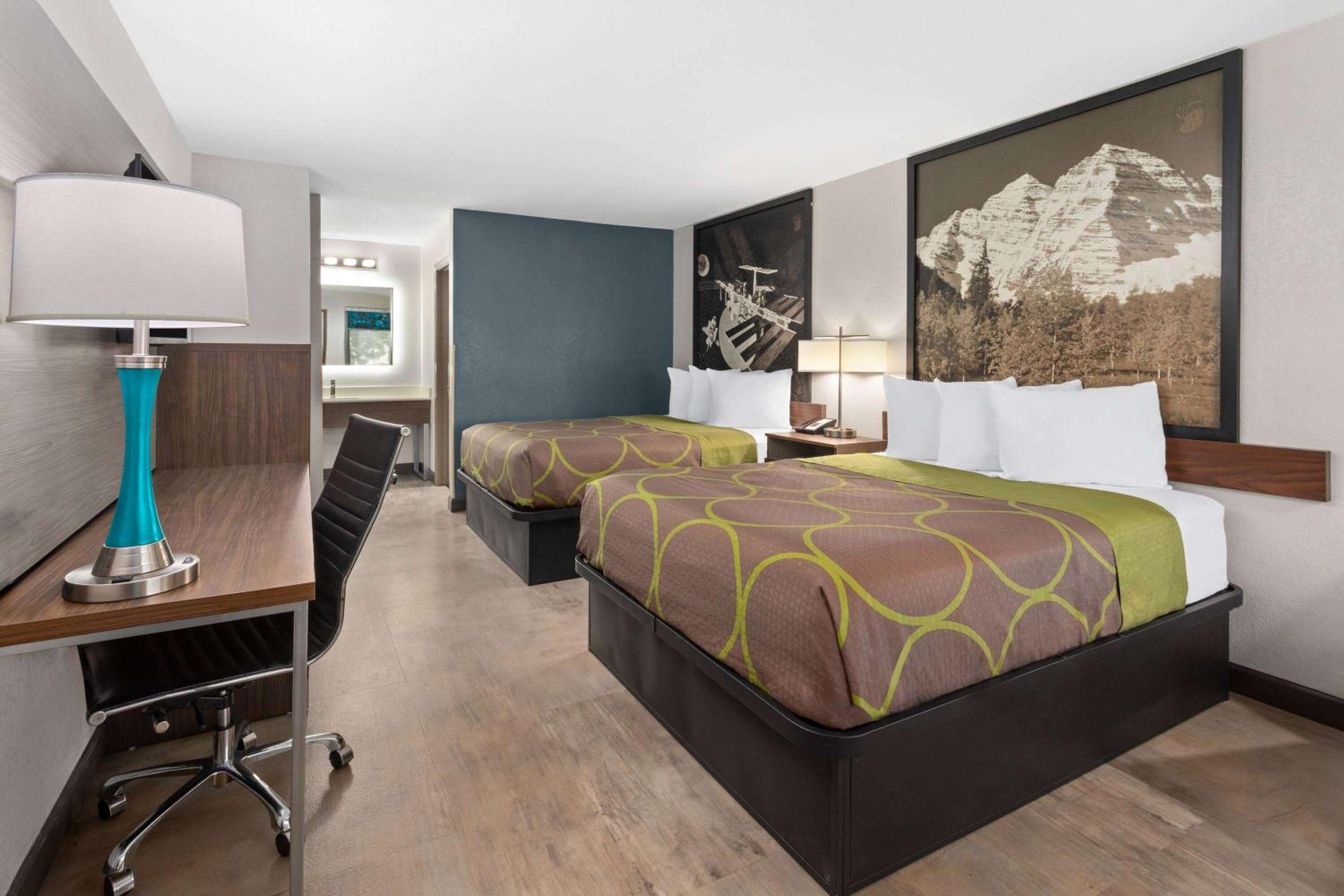 Queen Room with Two Queen Beds - Non-Smoking - Photo 1