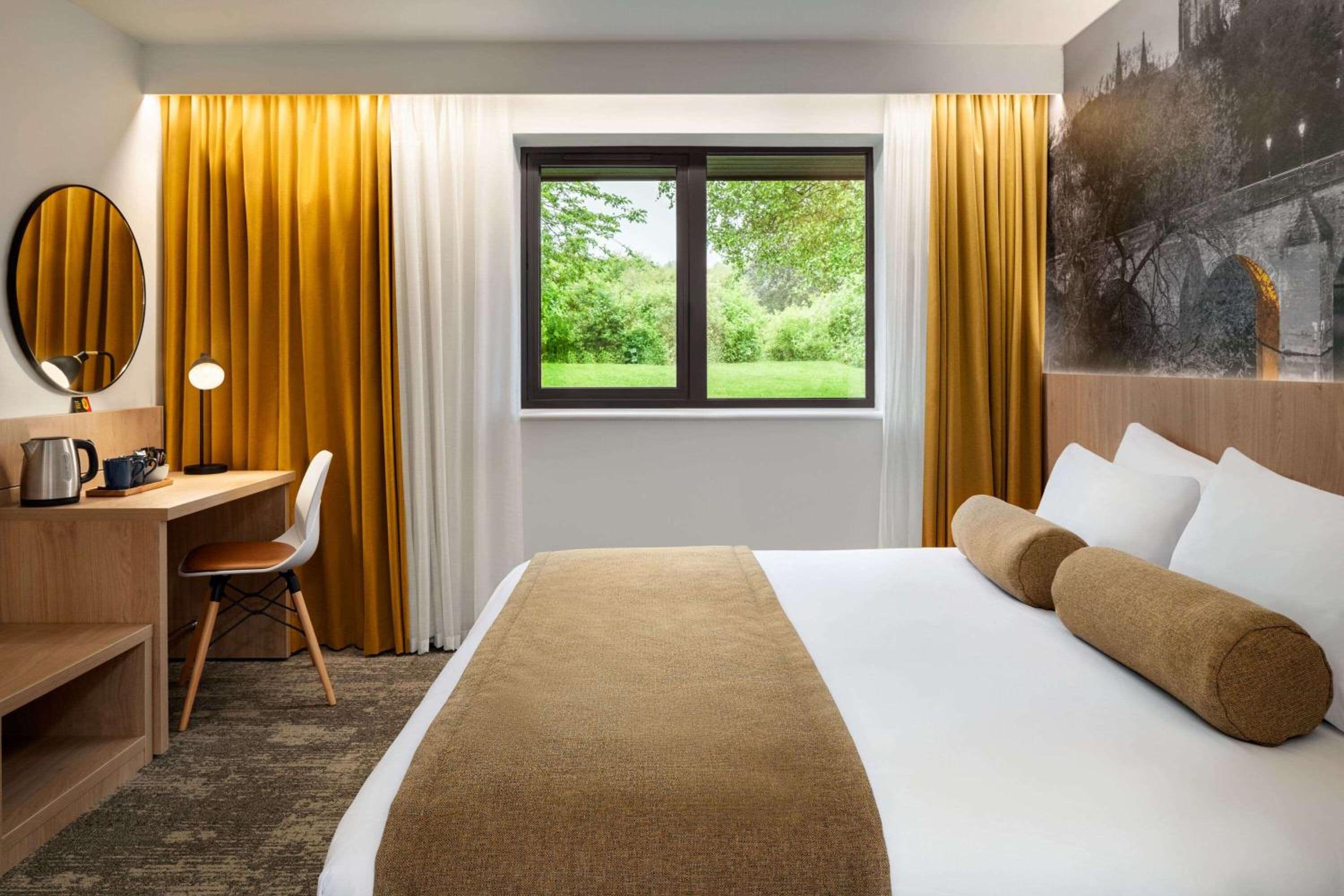 King Room - Mobility Accessible - Photo 3