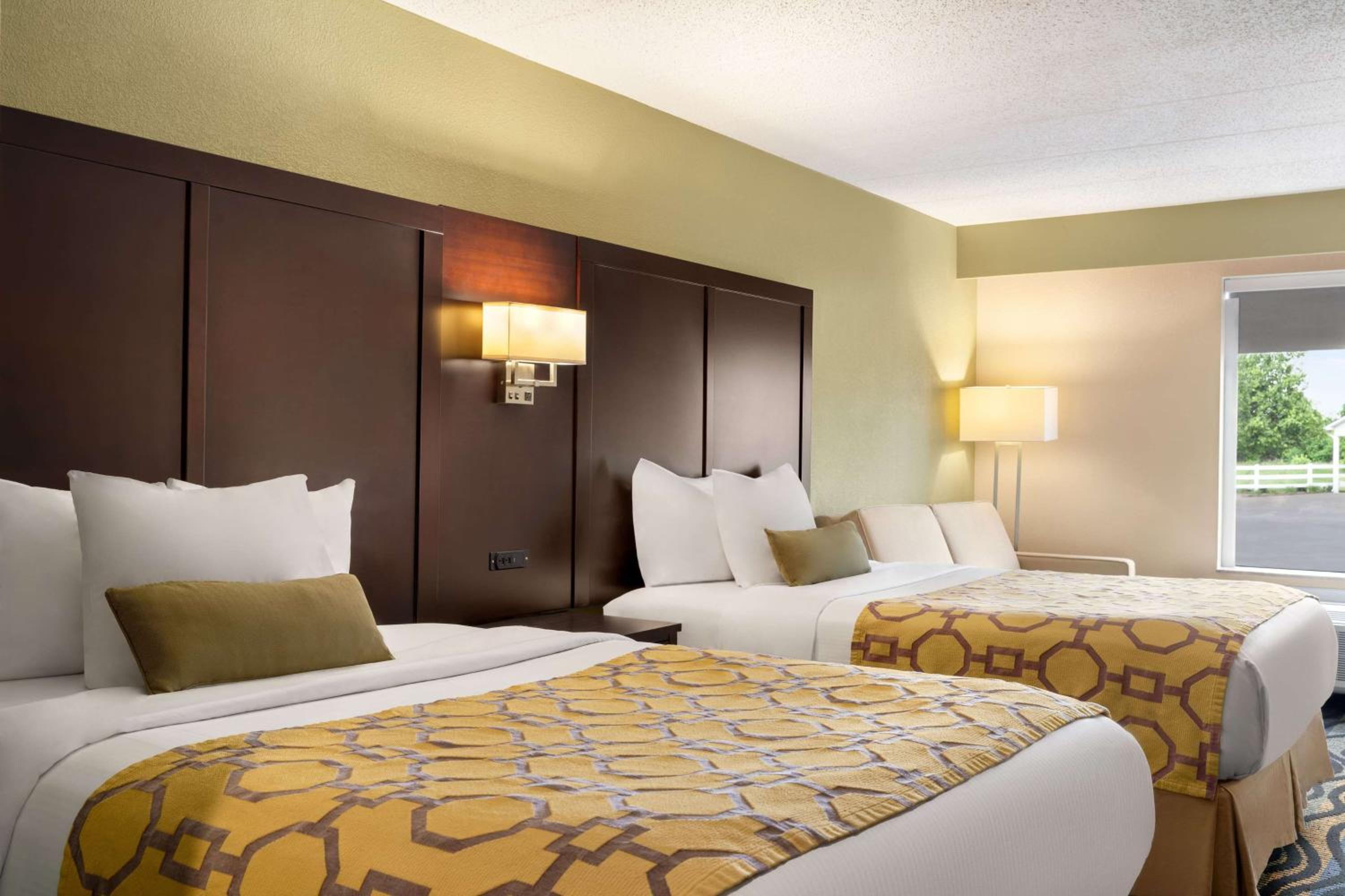 Queen Room with Two Queen Beds - Non-Smoking - Photo 1