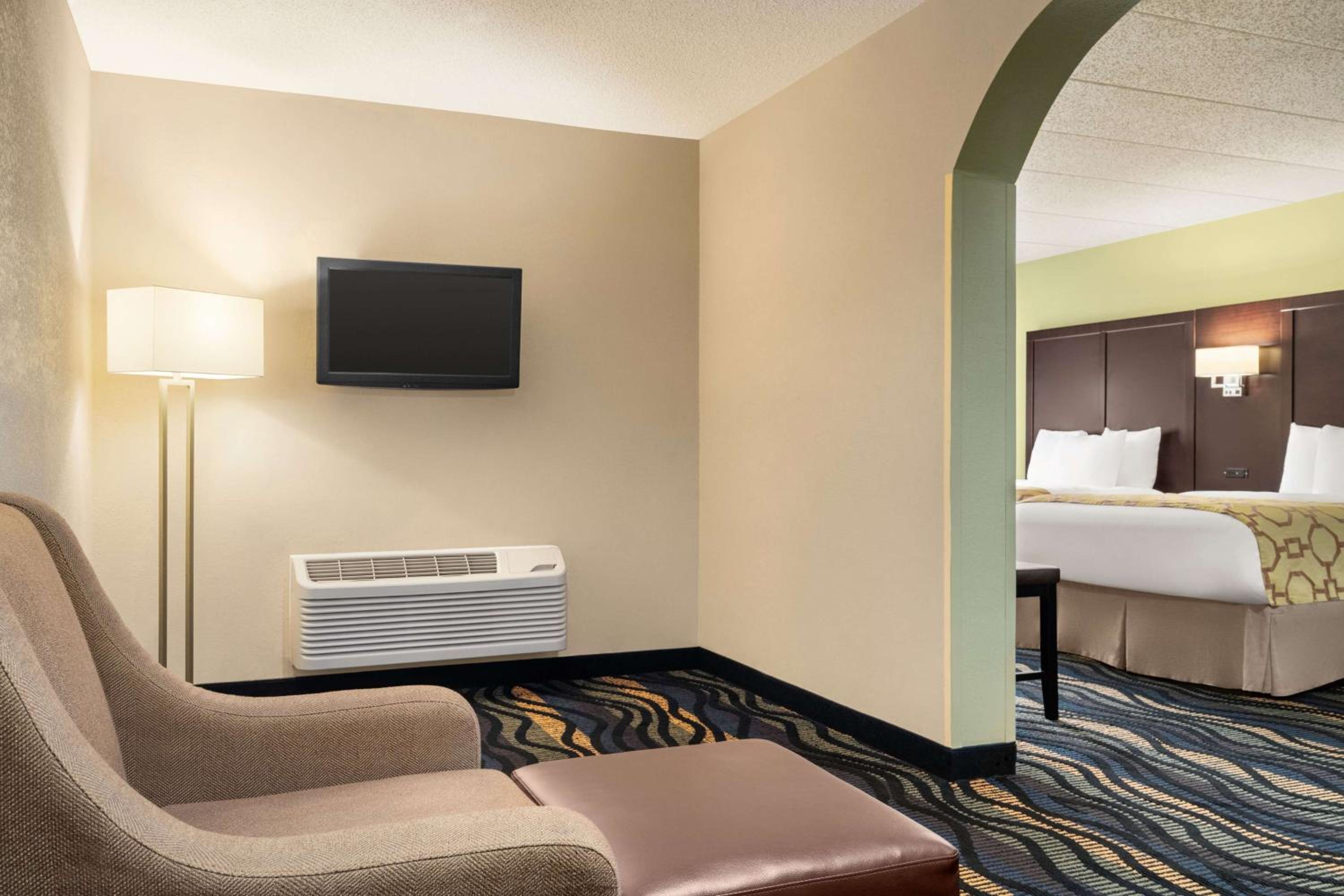 Queen Suite with Two Queen Beds - Non-Smoking - Photo 3