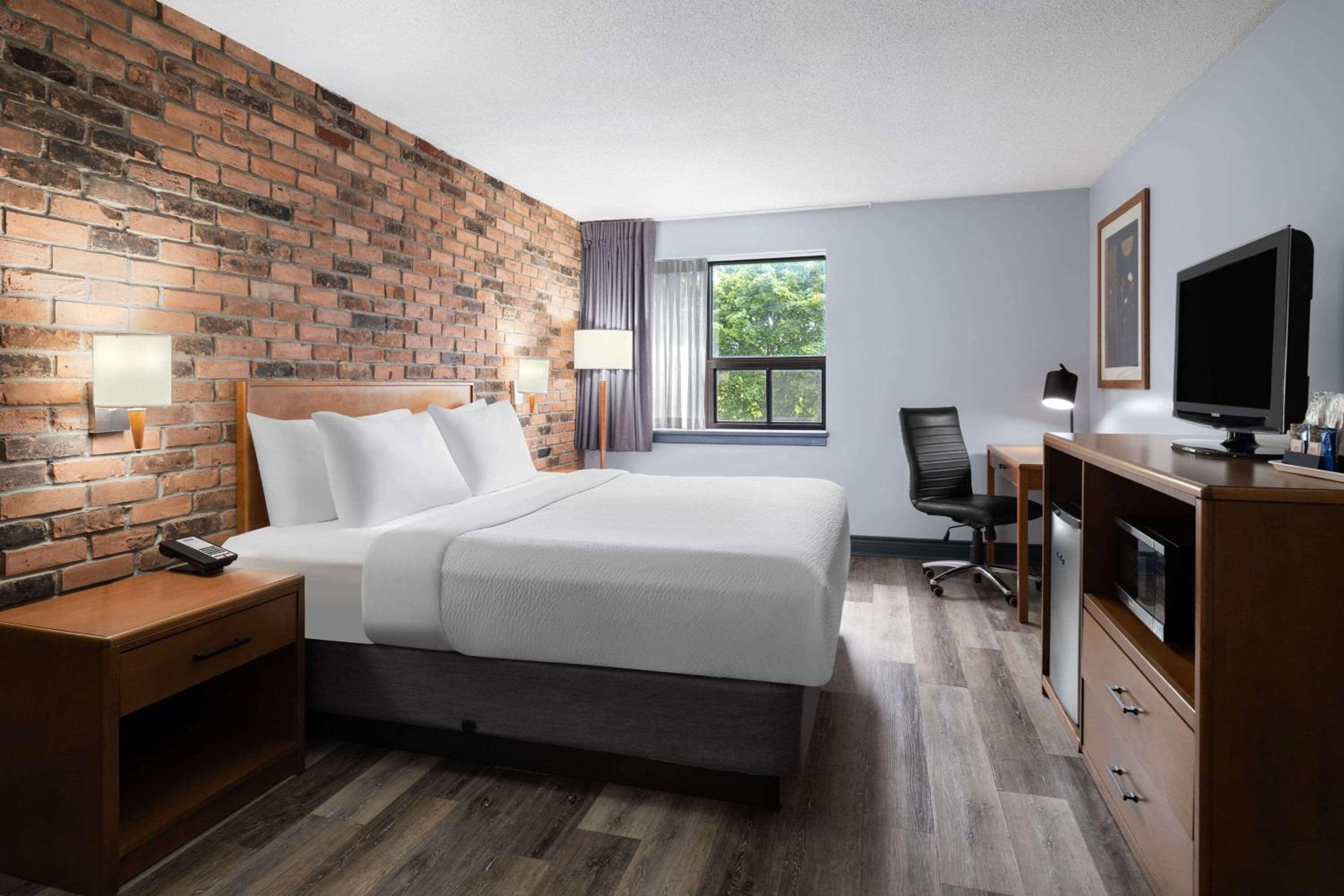 King Room - Non-Smoking - Photo 1