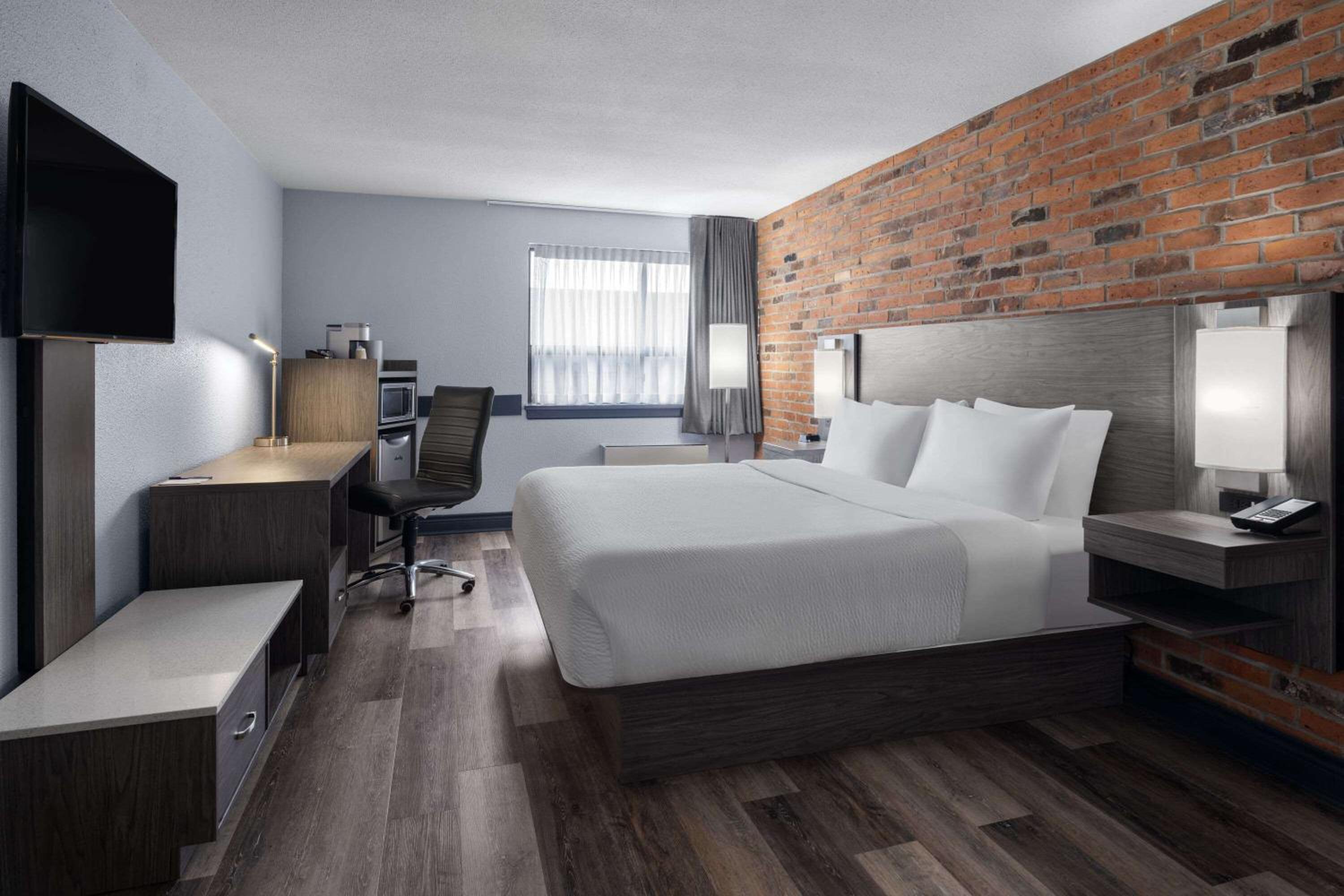 Deluxe King Room - Non-Smoking - Photo 1