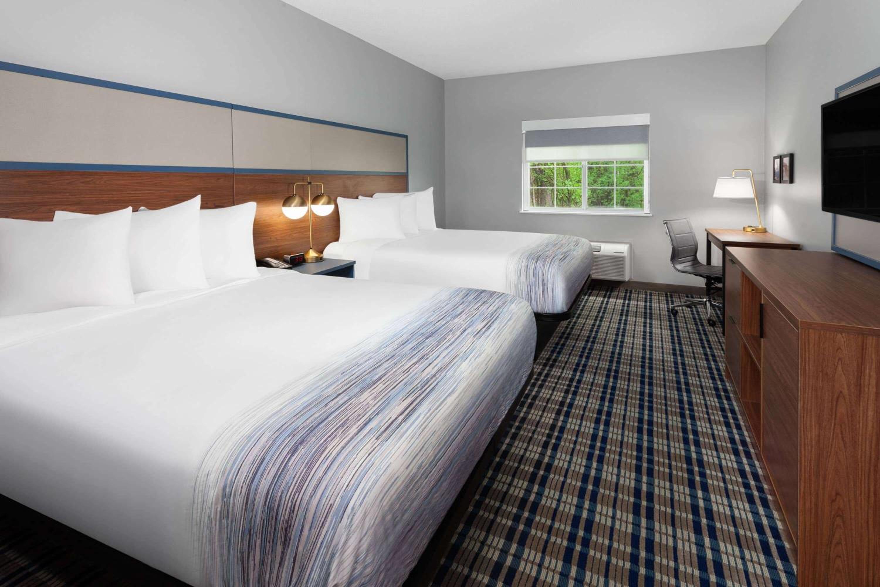 Queen Room with Two Queen Beds - Non-Smoking - Photo 1