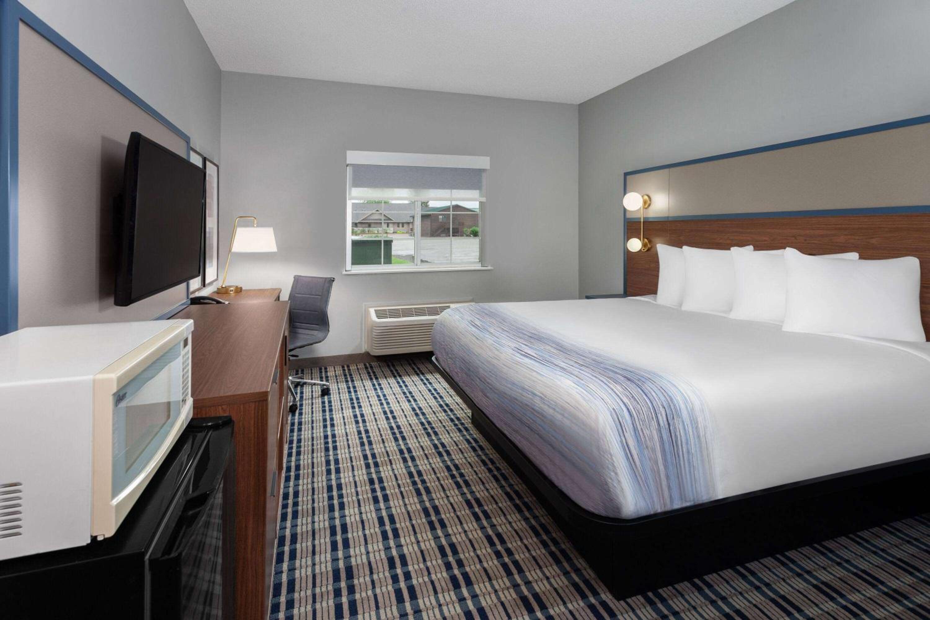 King Room with Roll-in Shower - Mobility Accessible/Non-Smoking - Photo 1