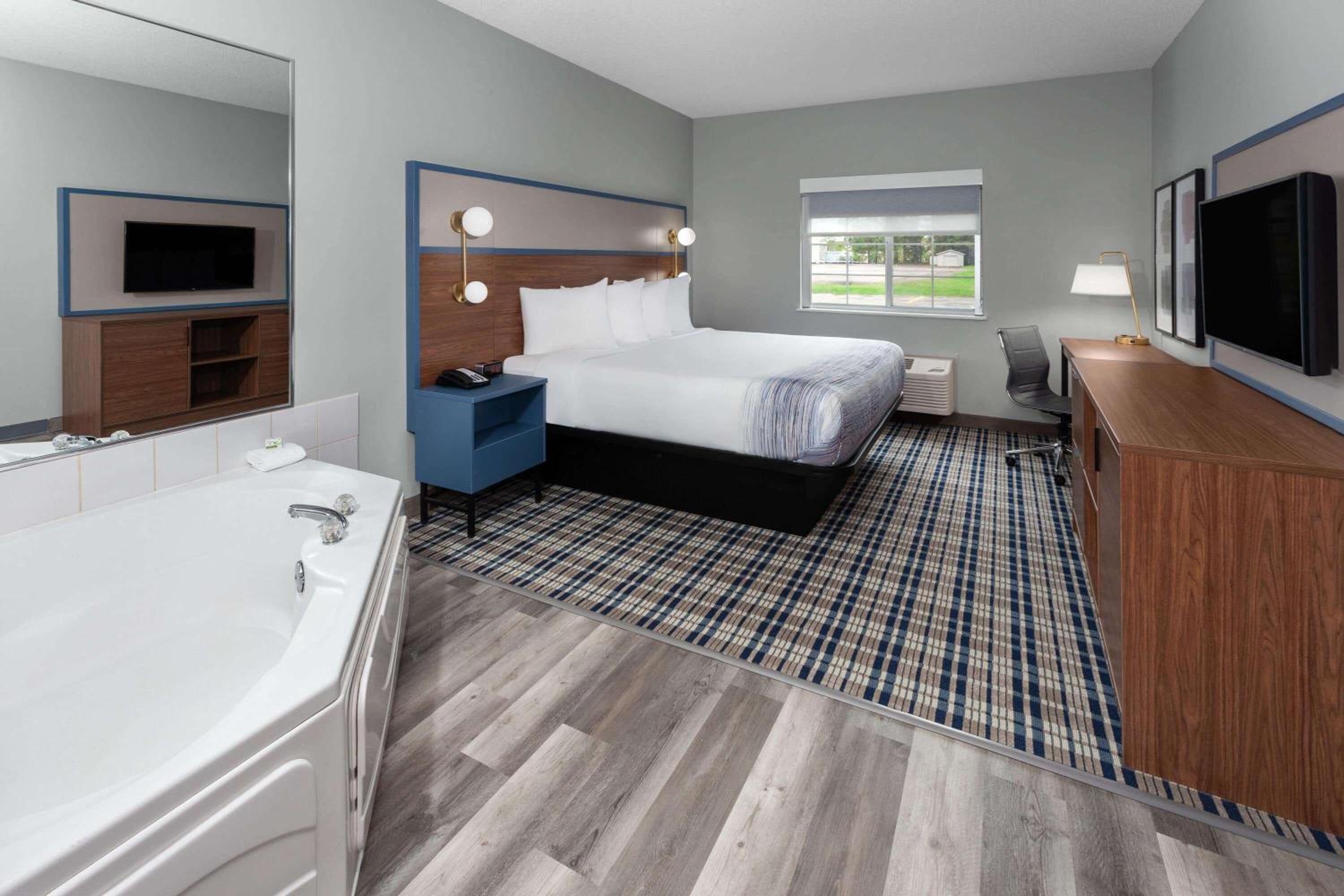 King Suite with Hot Tub - Non-Smoking - Photo 1