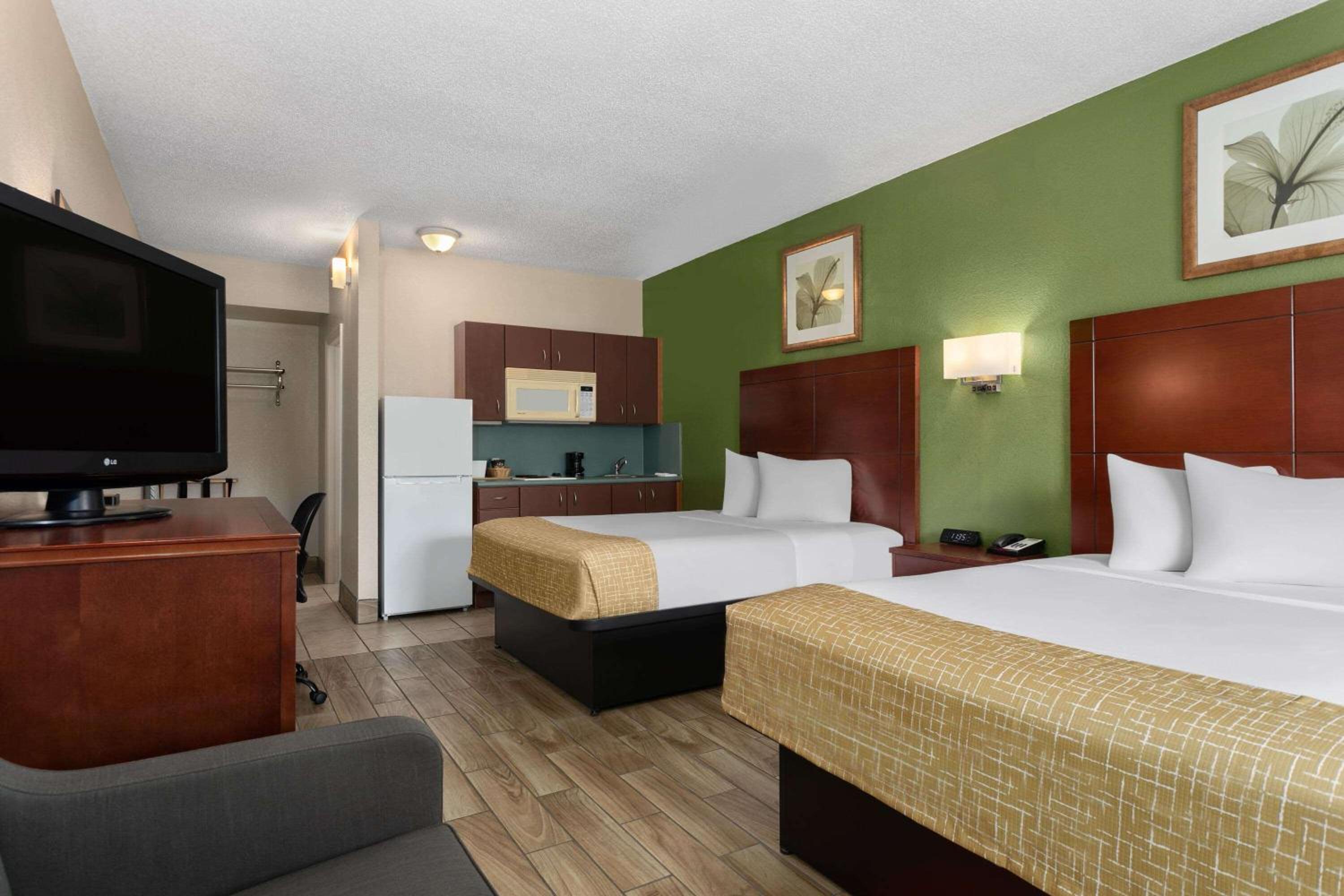 Queen Room with Two Queen Beds - Non-Smoking - Photo 1