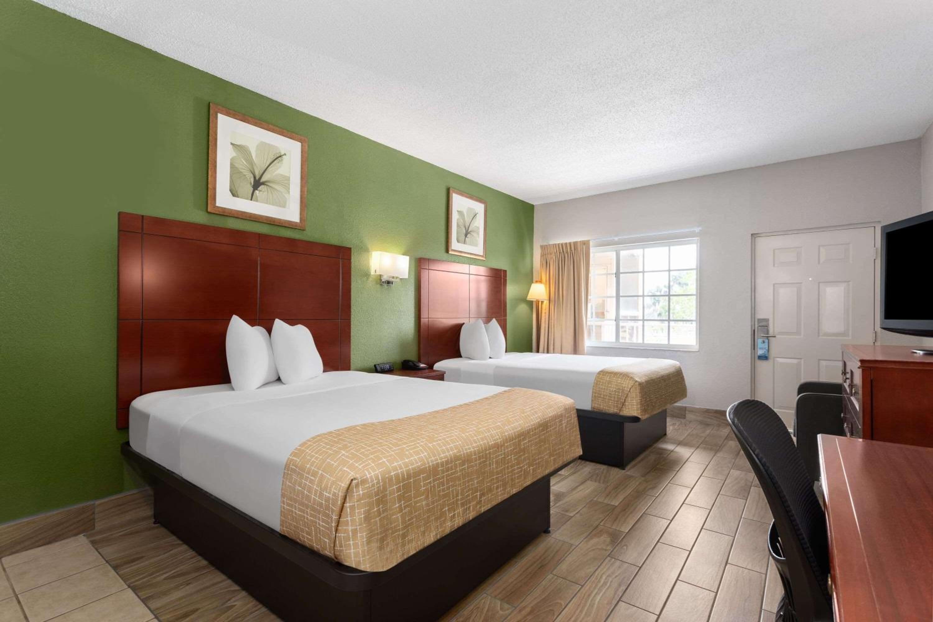 Queen Room with Two Queen Beds - Smoking photo 1