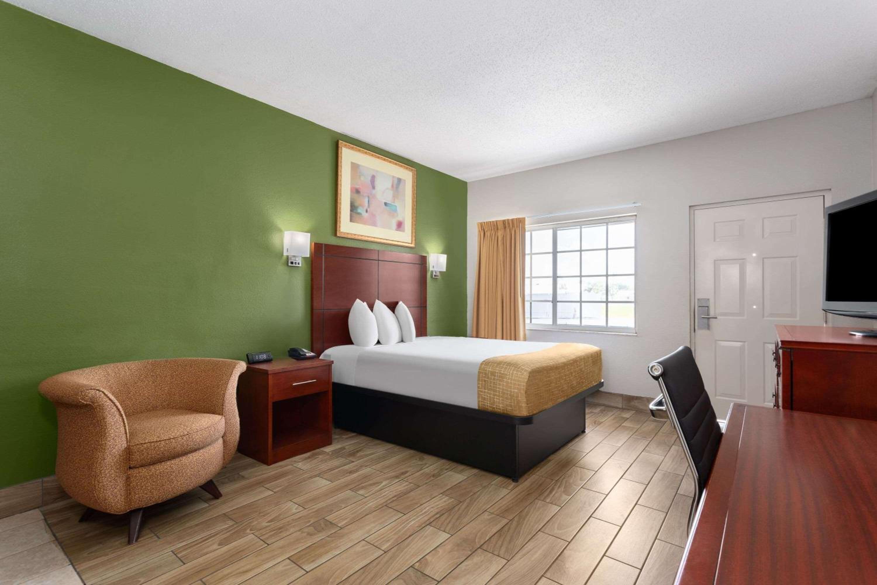 1 Queen Bed, Mobility/Hearing Impaired Accessible Room, Roll-in Shower, Non-Smoking - Photo 1