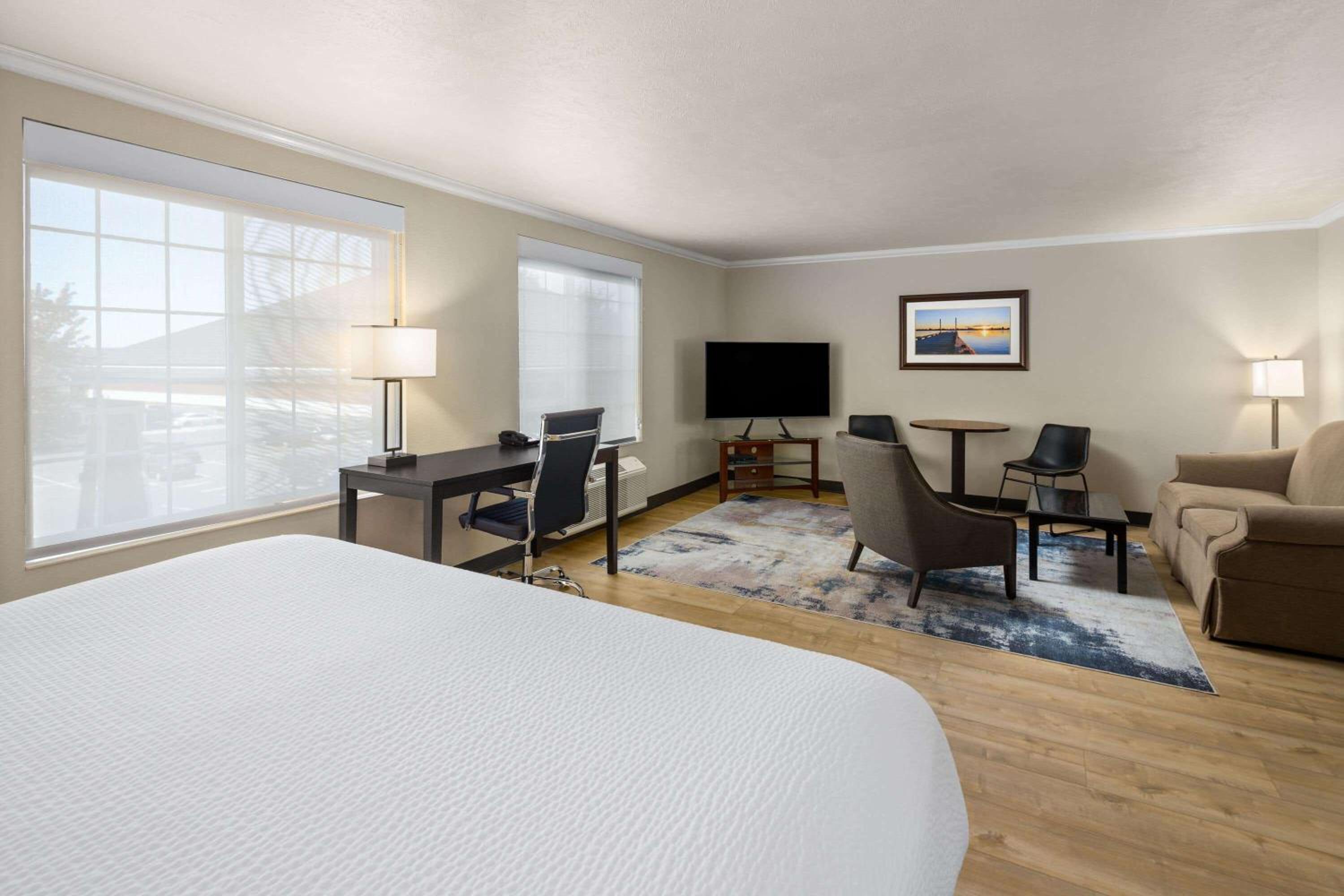 Business King Room - Non-Smoking - Photo 1