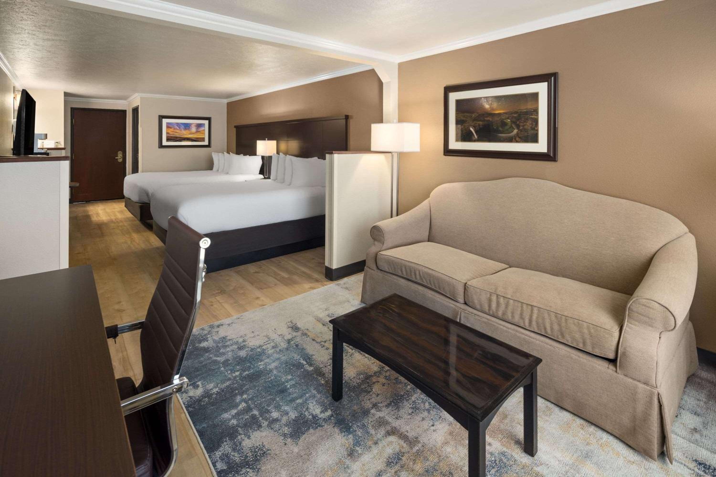 Family Studio Suite with Two Queen Beds - Non-Smoking - Photo 1