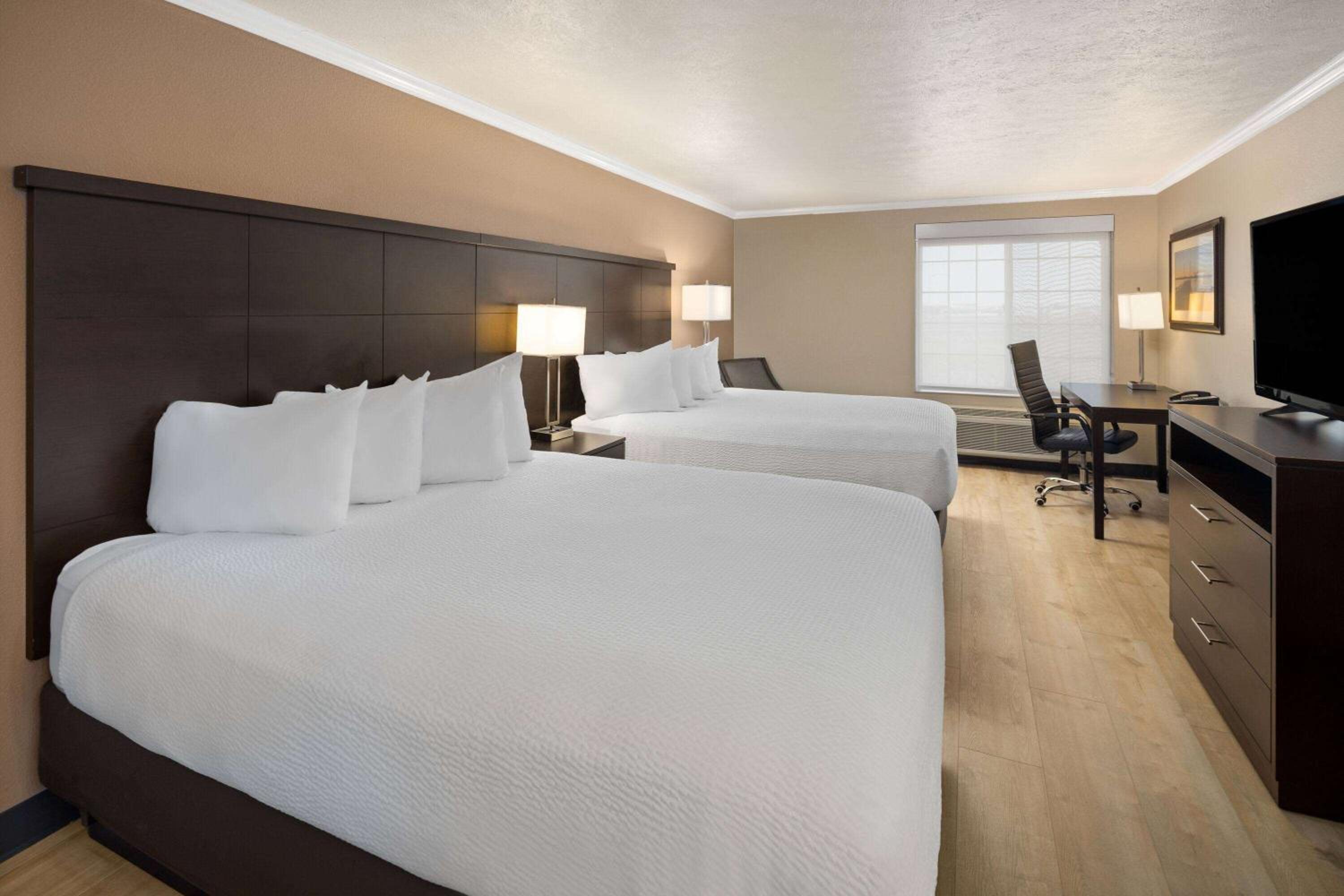 Queen Room with Two Queen Beds - Non-Smoking - Photo 1