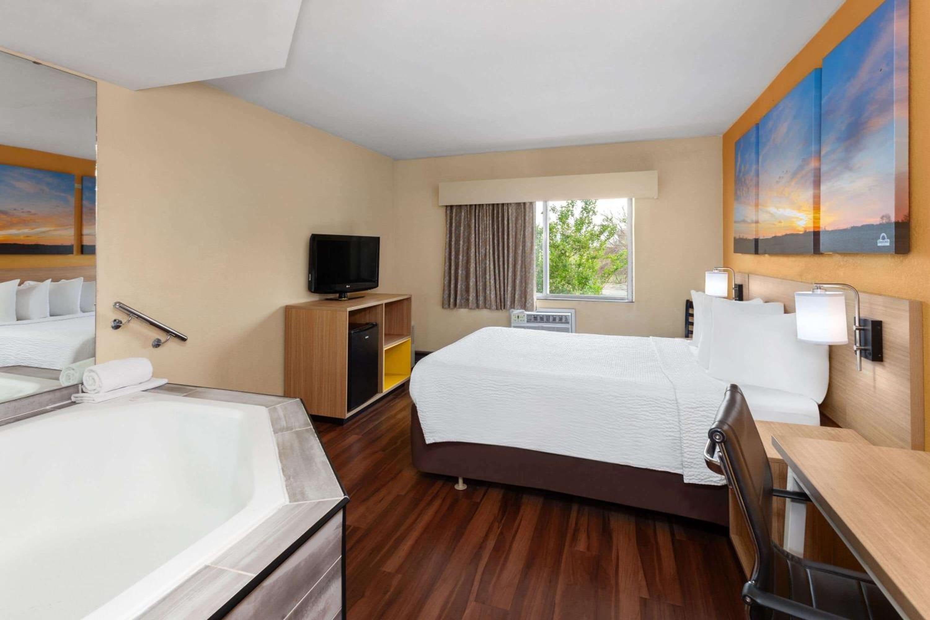 Queen Studio Suite - Non-Smoking - Photo 1