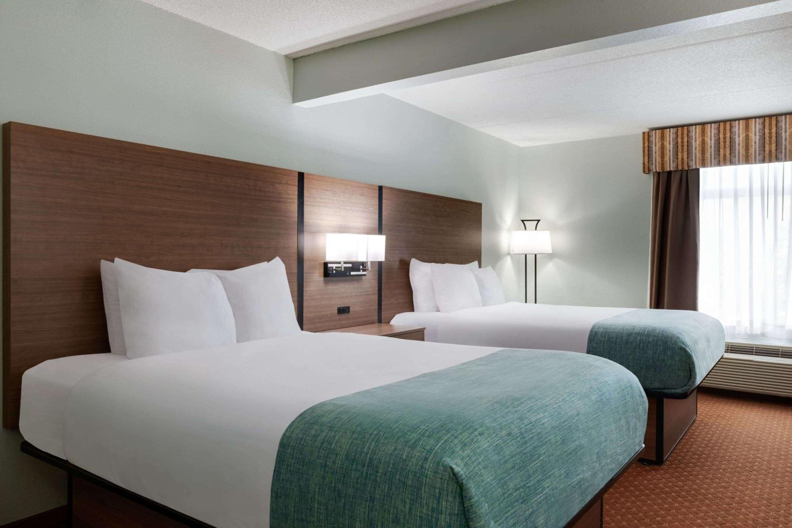 Queen Room with Two Queen Beds - Non-Smoking - Photo 1