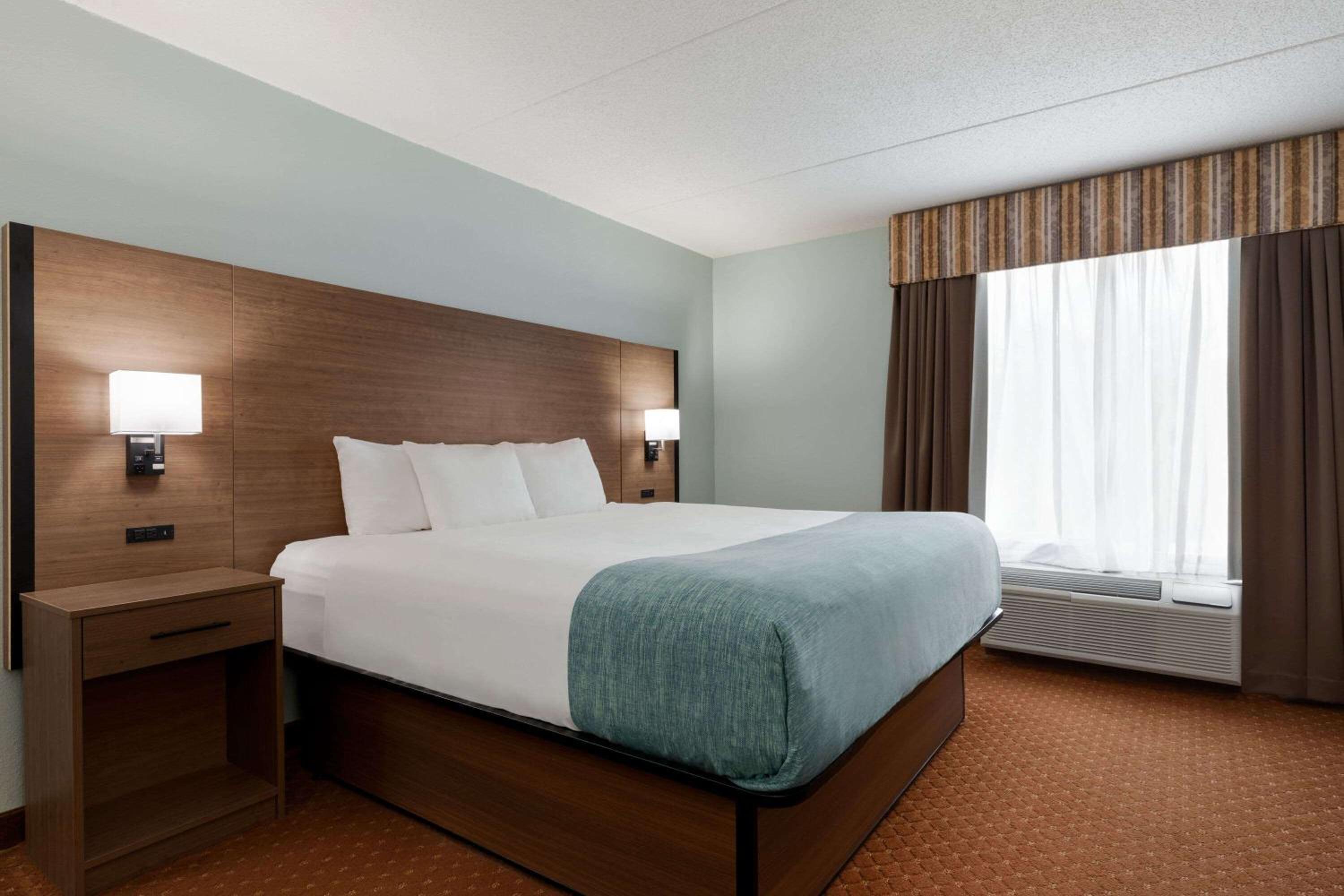 Deluxe King Room - Disability Access - Non-Smoking - Photo 1