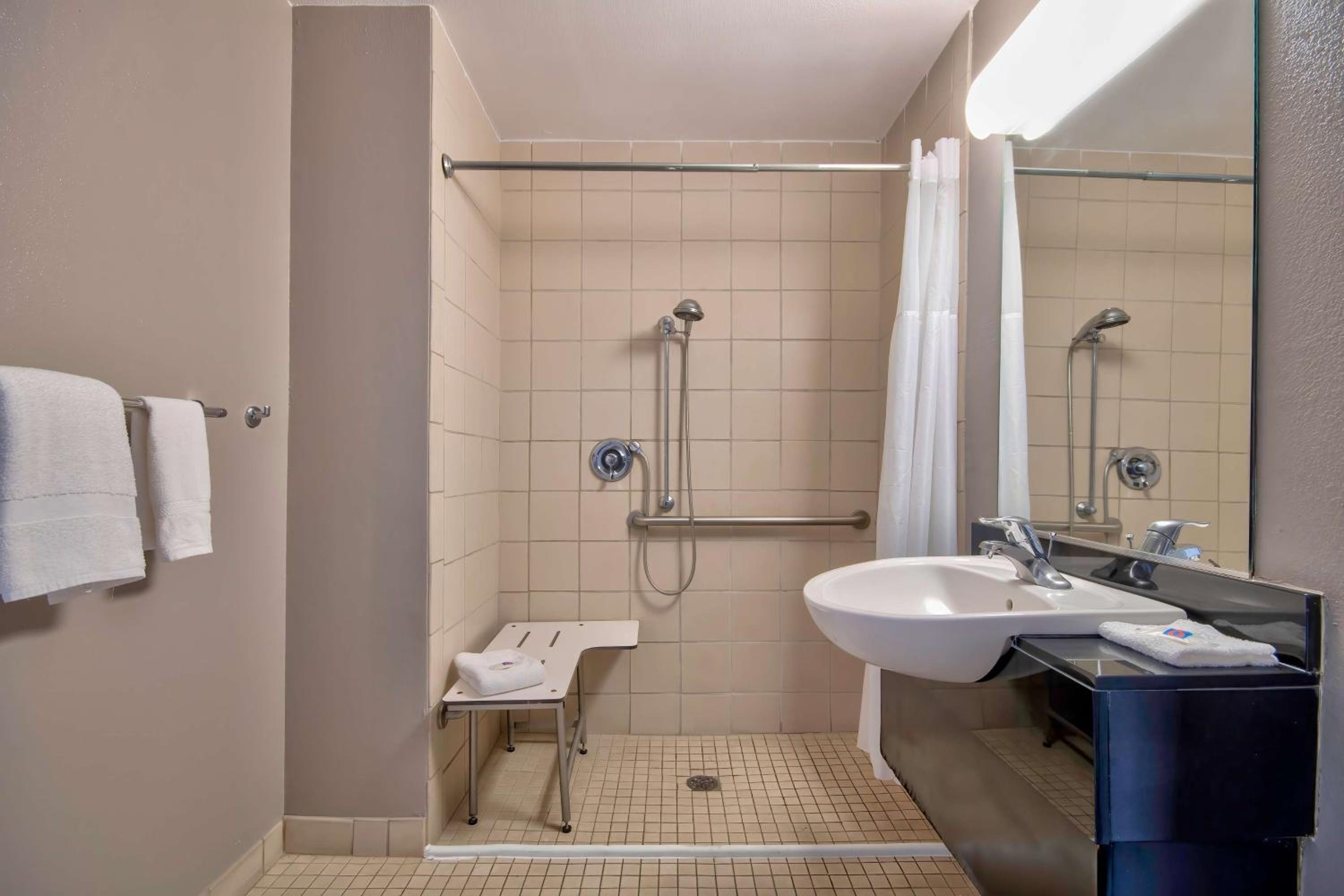 Double Room - Disability Access - Roll In Shower photo 2