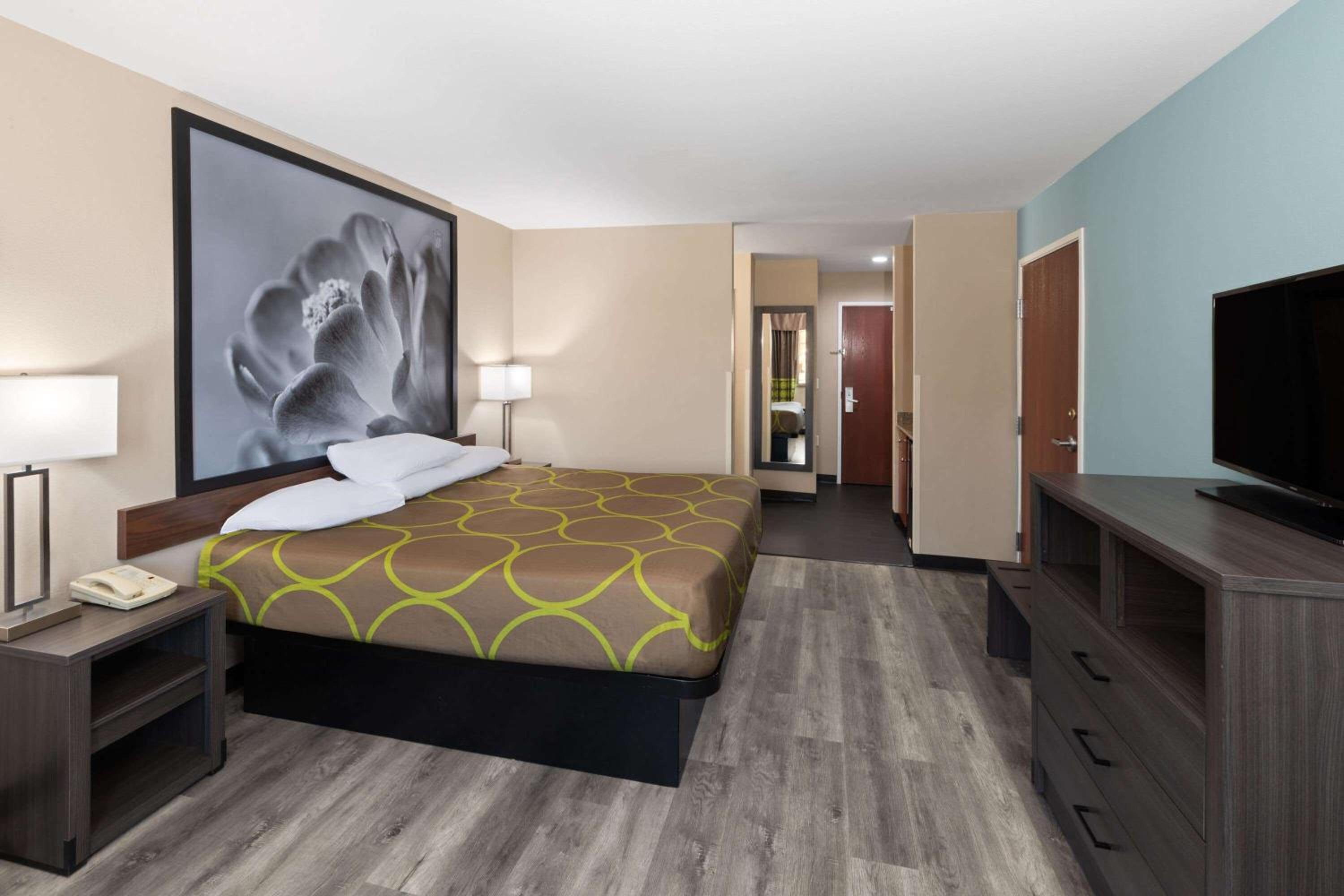 King Room with Bath Tub - Mobility Accessible/Non-Smoking - Photo 1