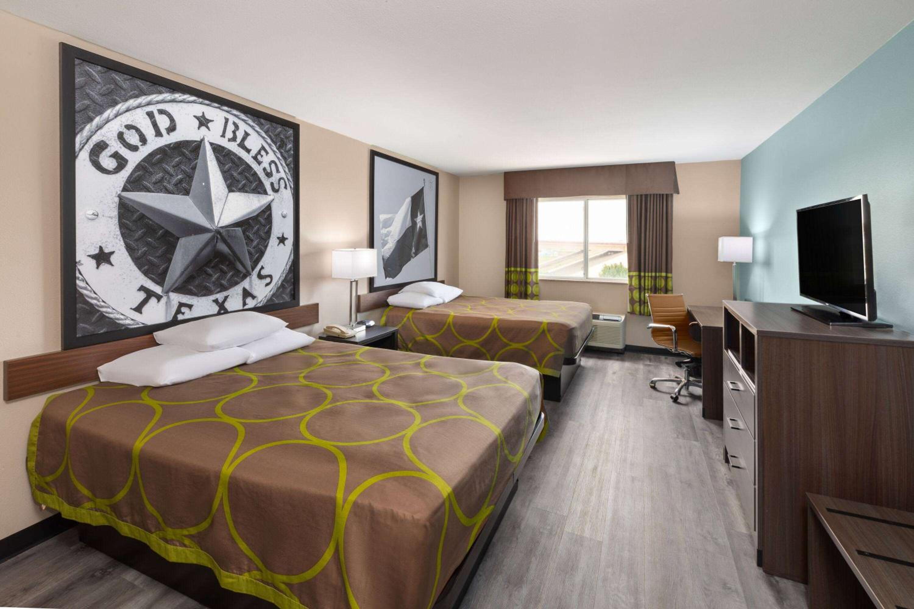 Queen Room with Two Queen Beds - Non-Smoking - Photo 1