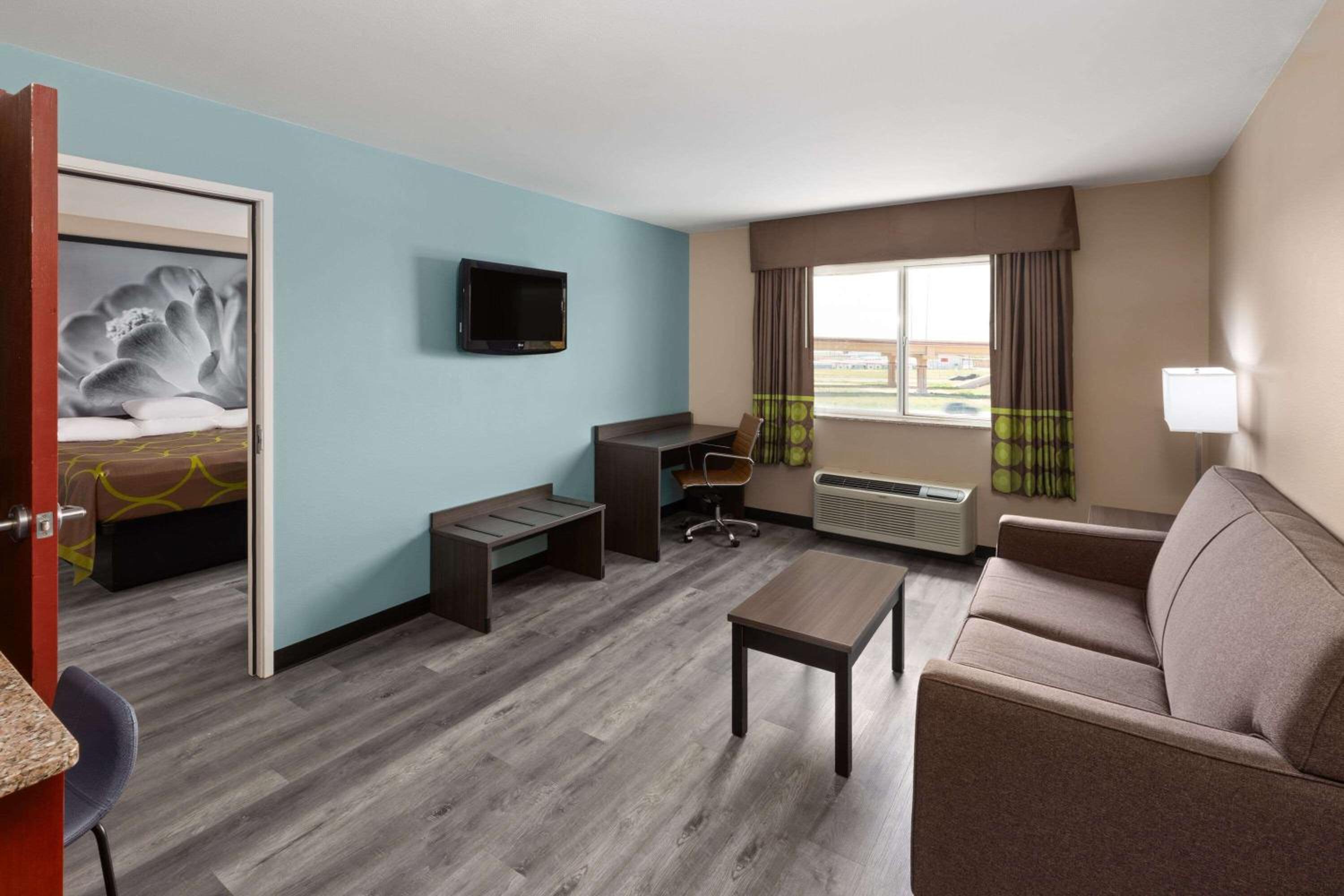 One-Bedroom Deluxe King Suite - Non-Smoking - Photo 1