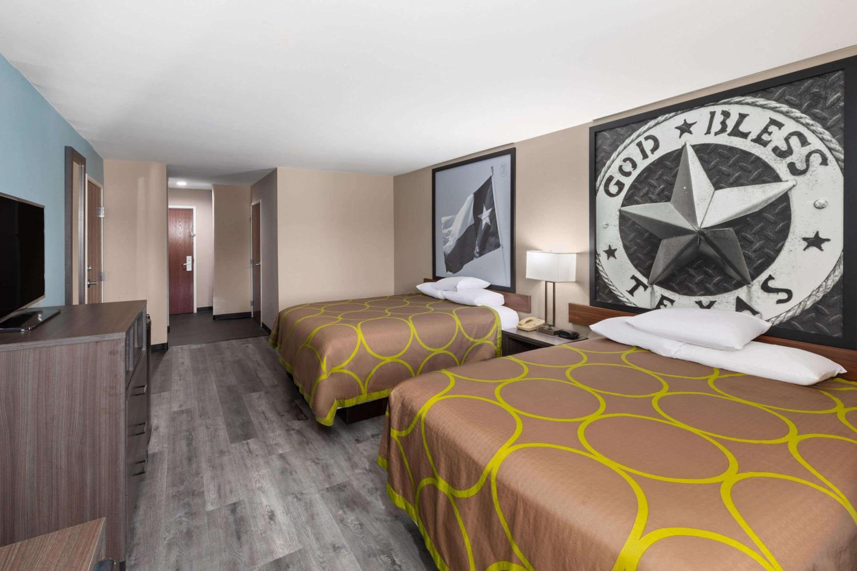 Queen Room with Two Queen Beds, Mobility Access and Bathtub with Grab Bars - Non- Smoking - Photo 1