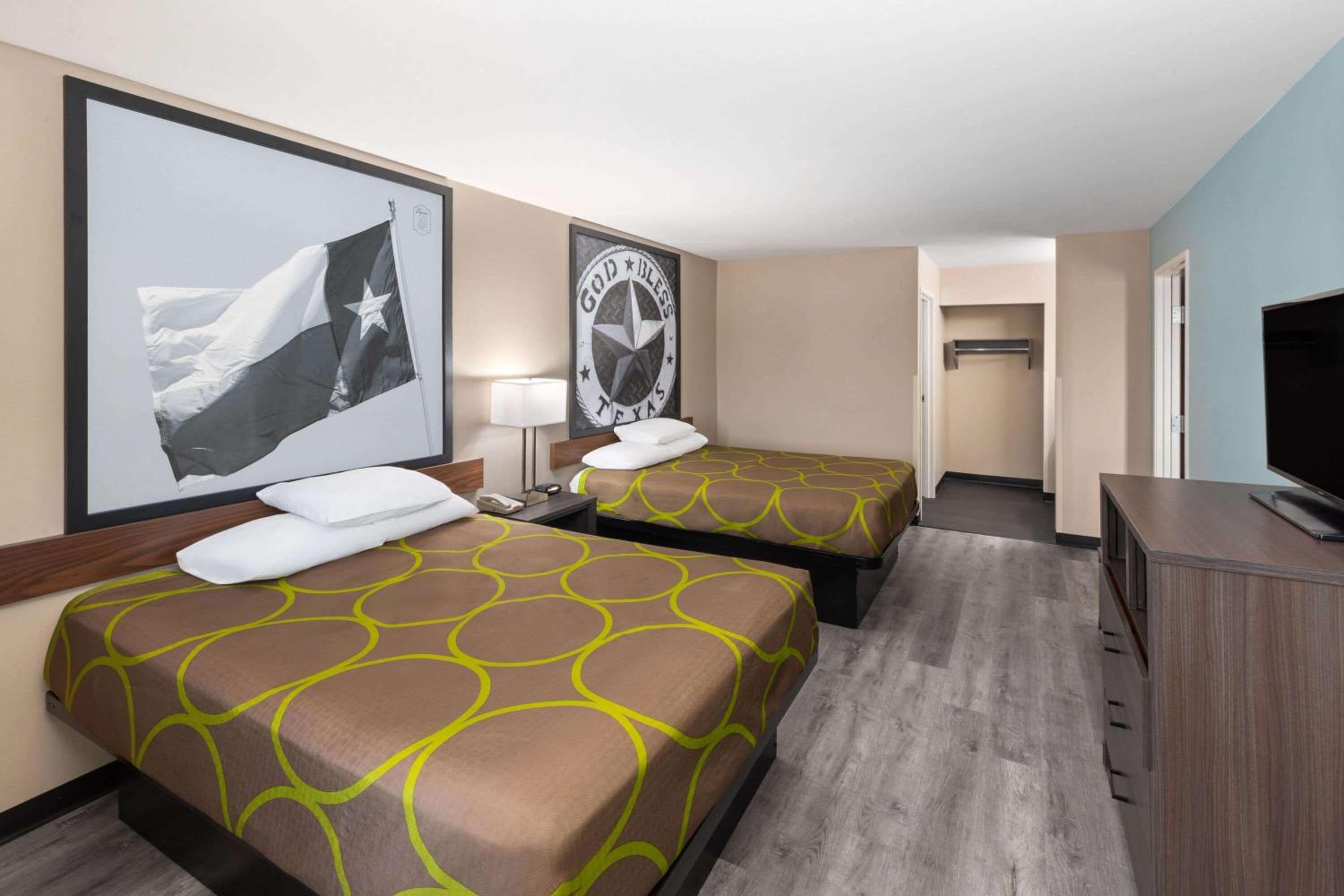 One-Bedroom Deluxe Suite with Two Queen Beds - Non-Smoking - Photo 3