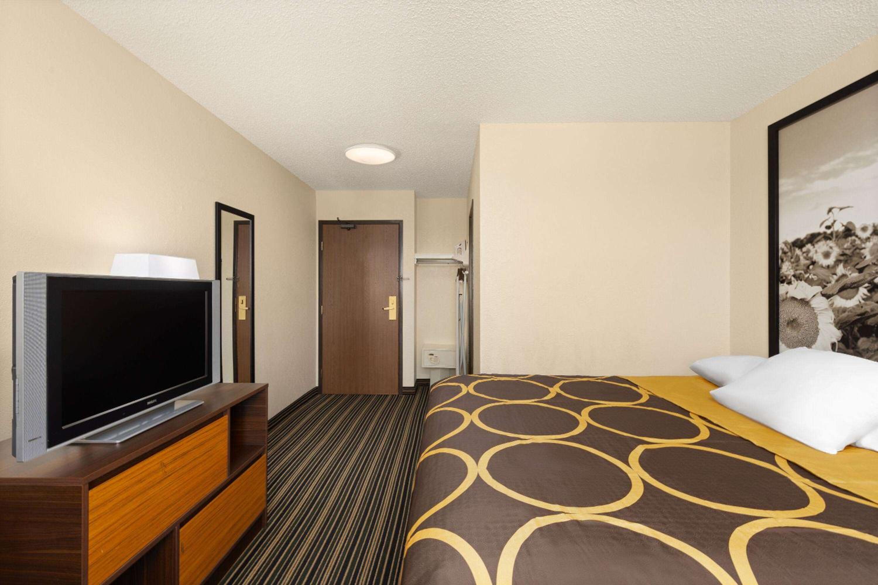 King Room - Non-Smoking - Photo 1