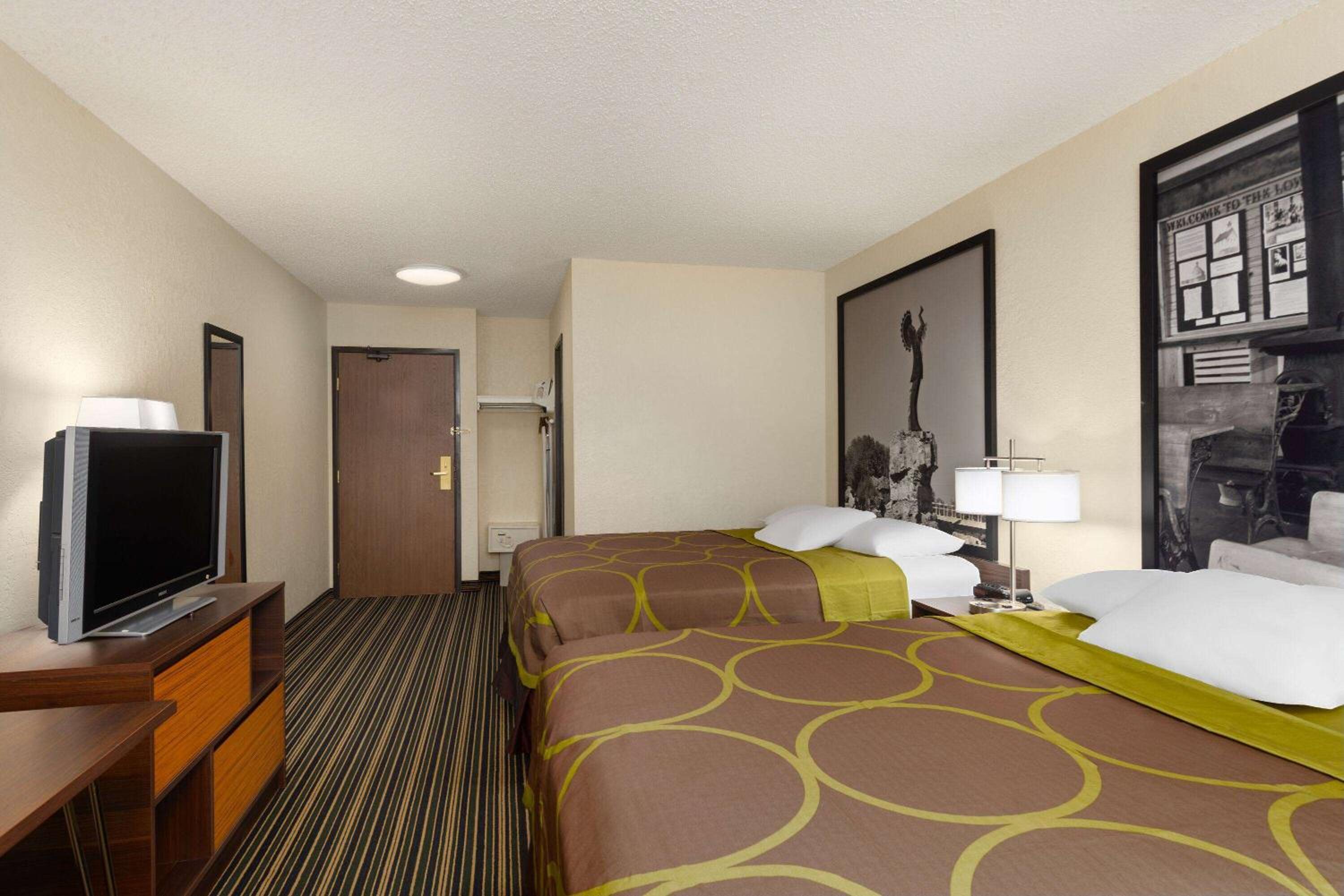 Queen Room with Two Queen Beds - Non-Smoking - Photo 1