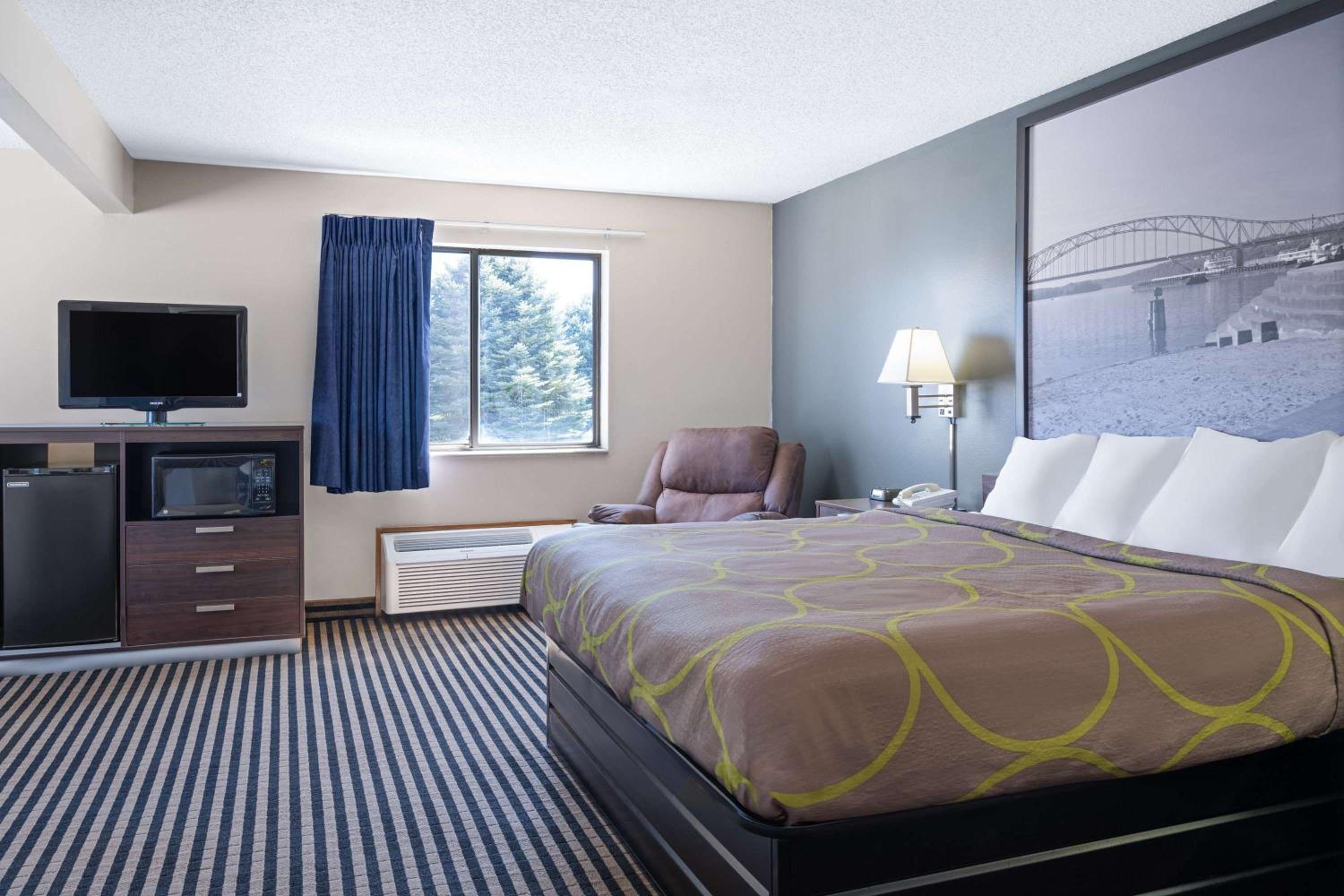 Deluxe King Studio Suite - Non-Smoking - Photo 1