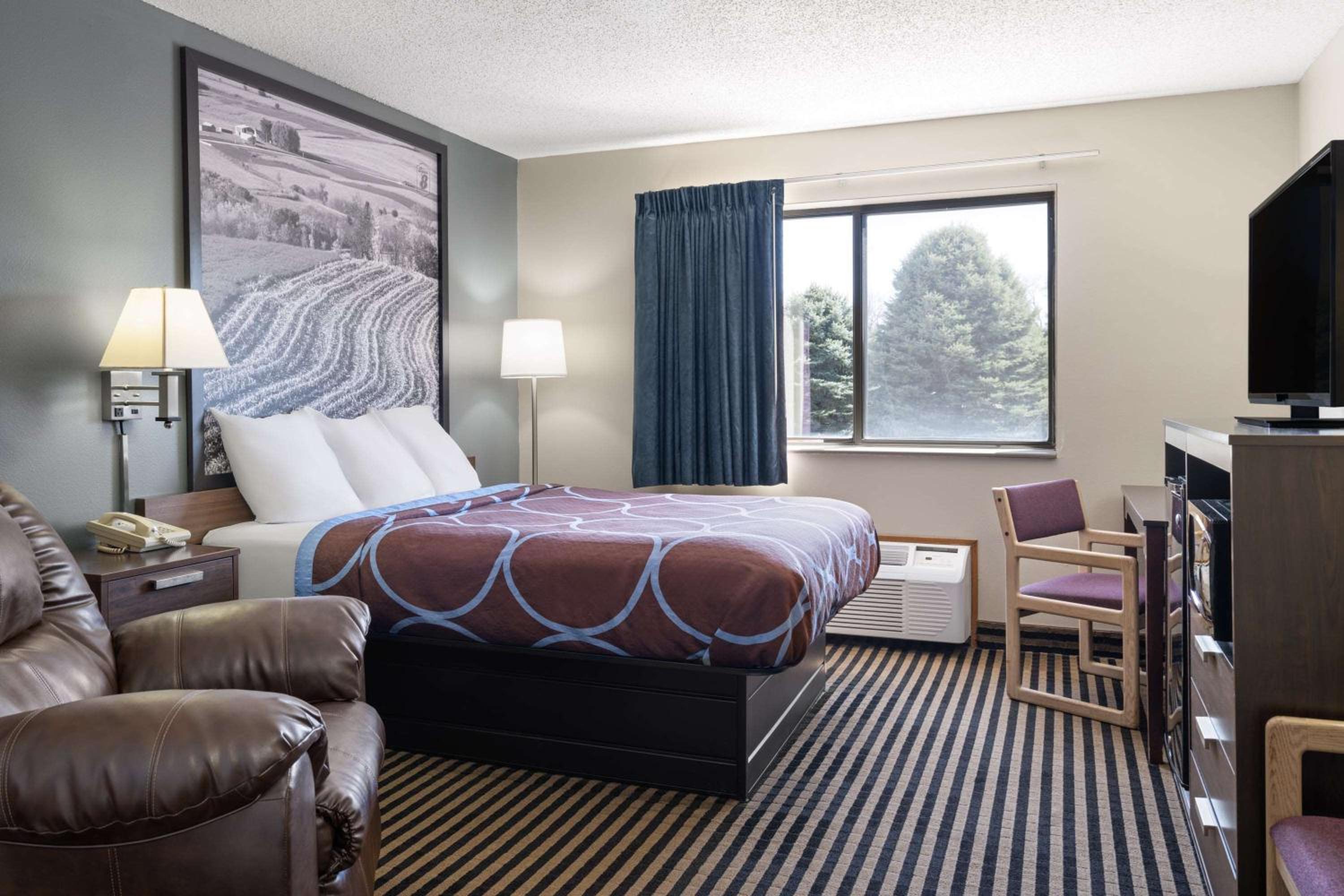 King Room - Non-Smoking - Photo 1