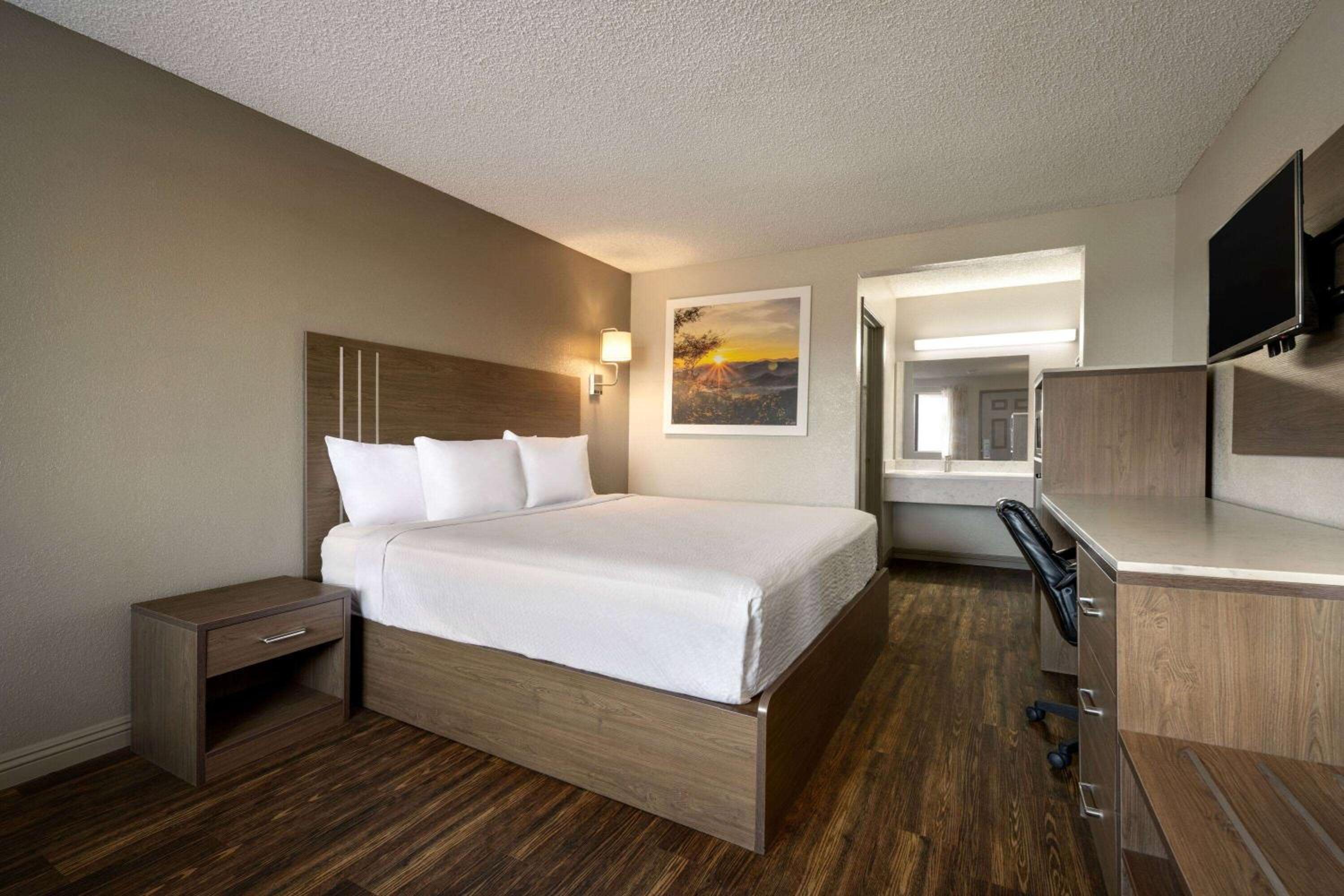 King Room - Non-Smoking - Photo 1