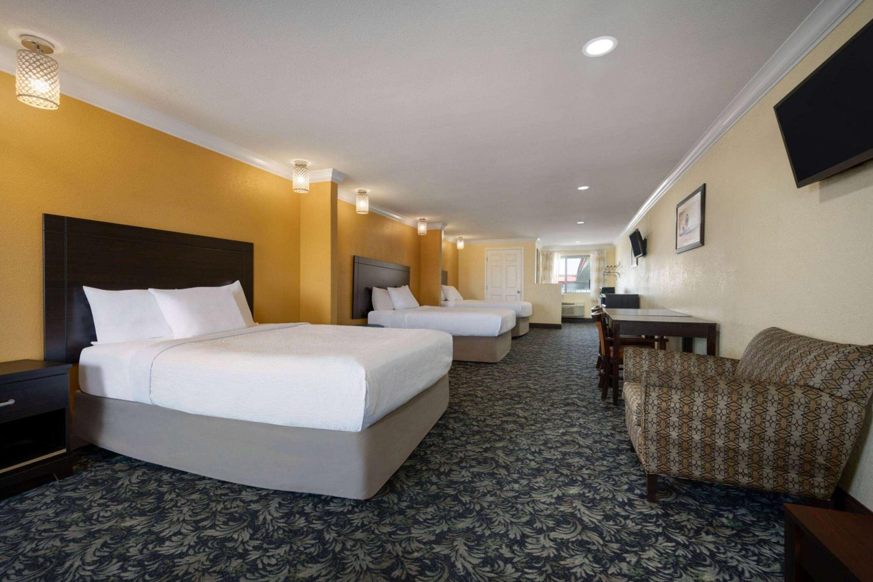 Suite with Three Queen Beds - Non-Smoking - Photo 1
