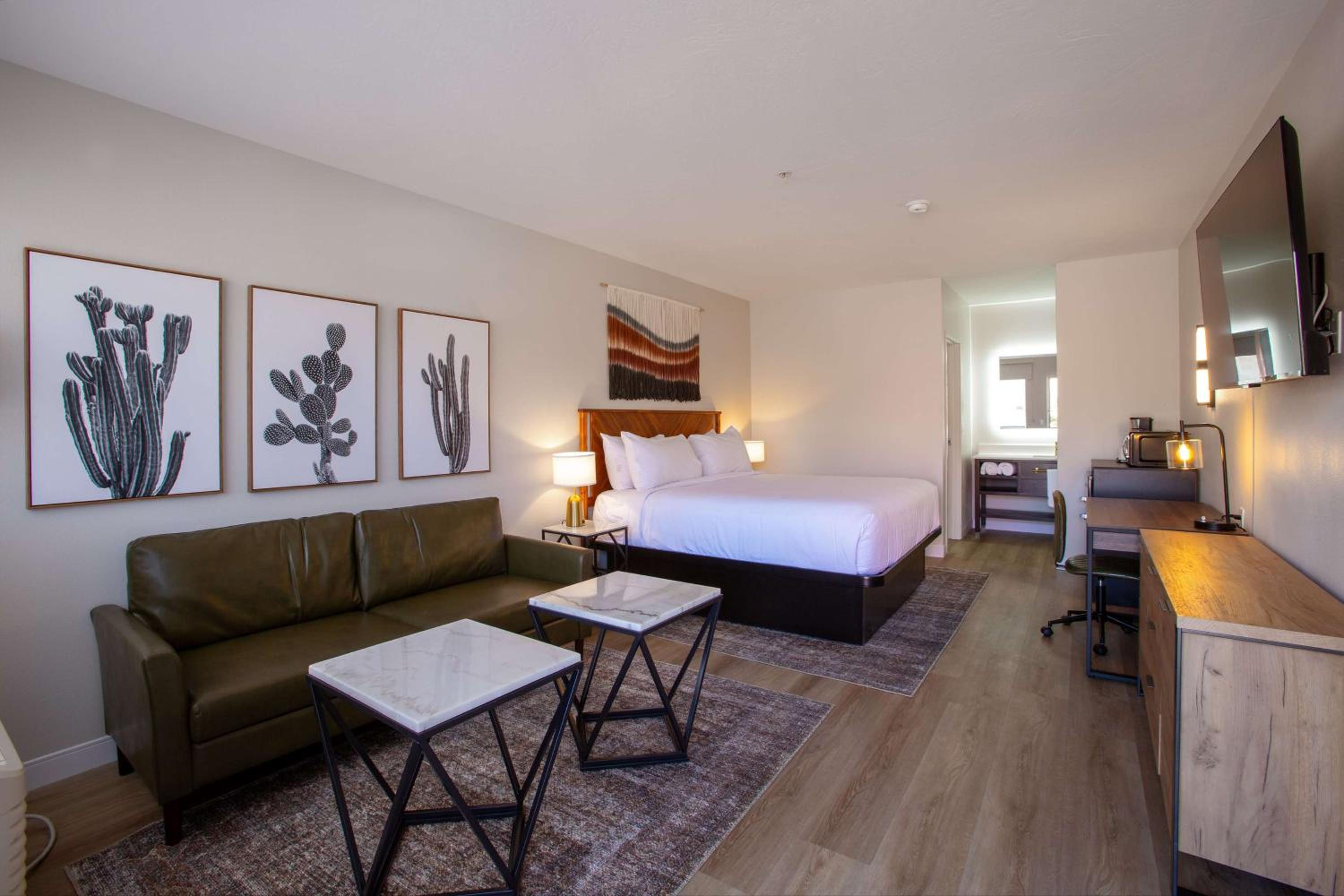 Mini King Suite - Non-Smoking - Photo 1