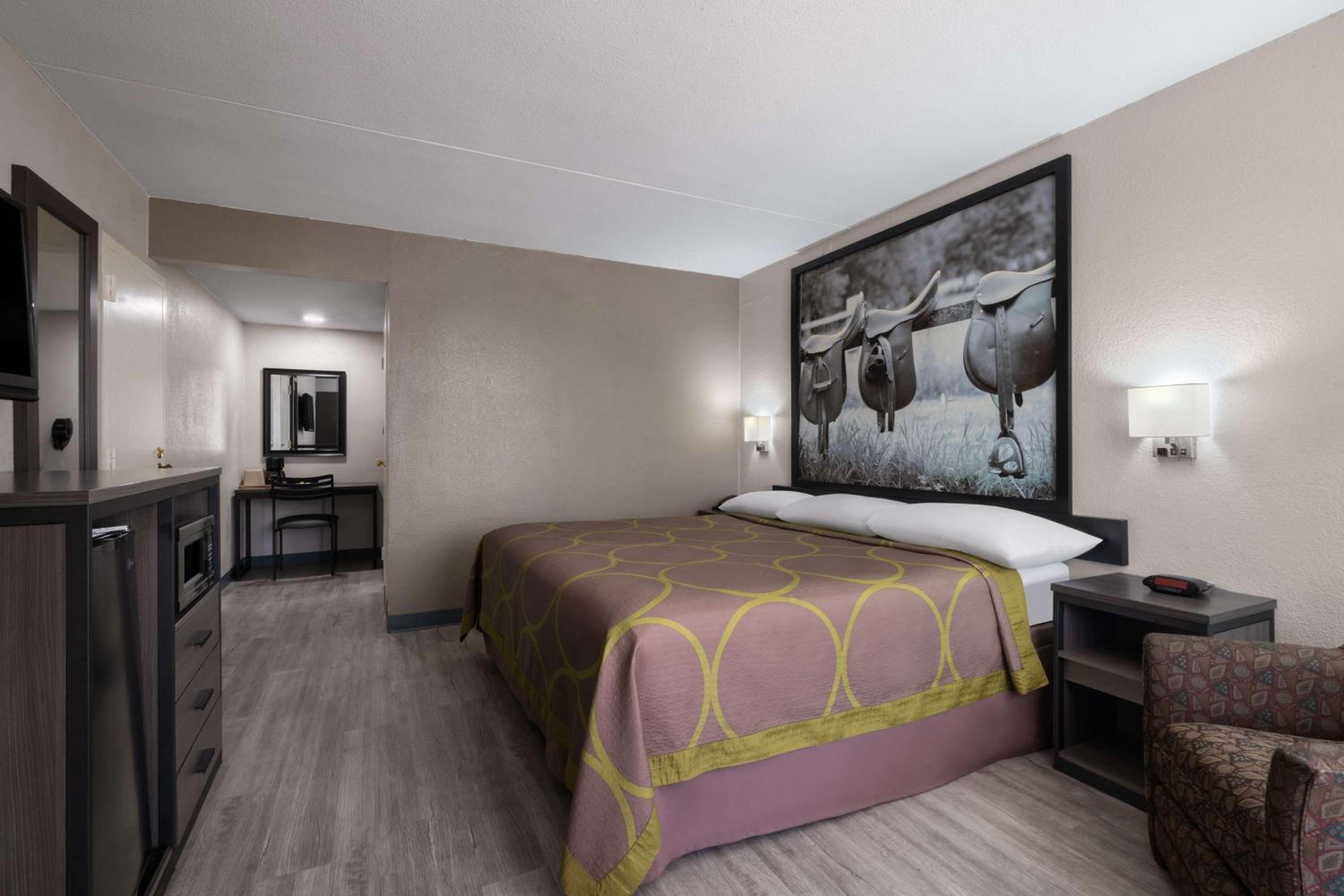 1 King Bed, Mobility/Hearing Accessible Room, Bathtub w/ Grab Bars, Non-Smoking photo 1