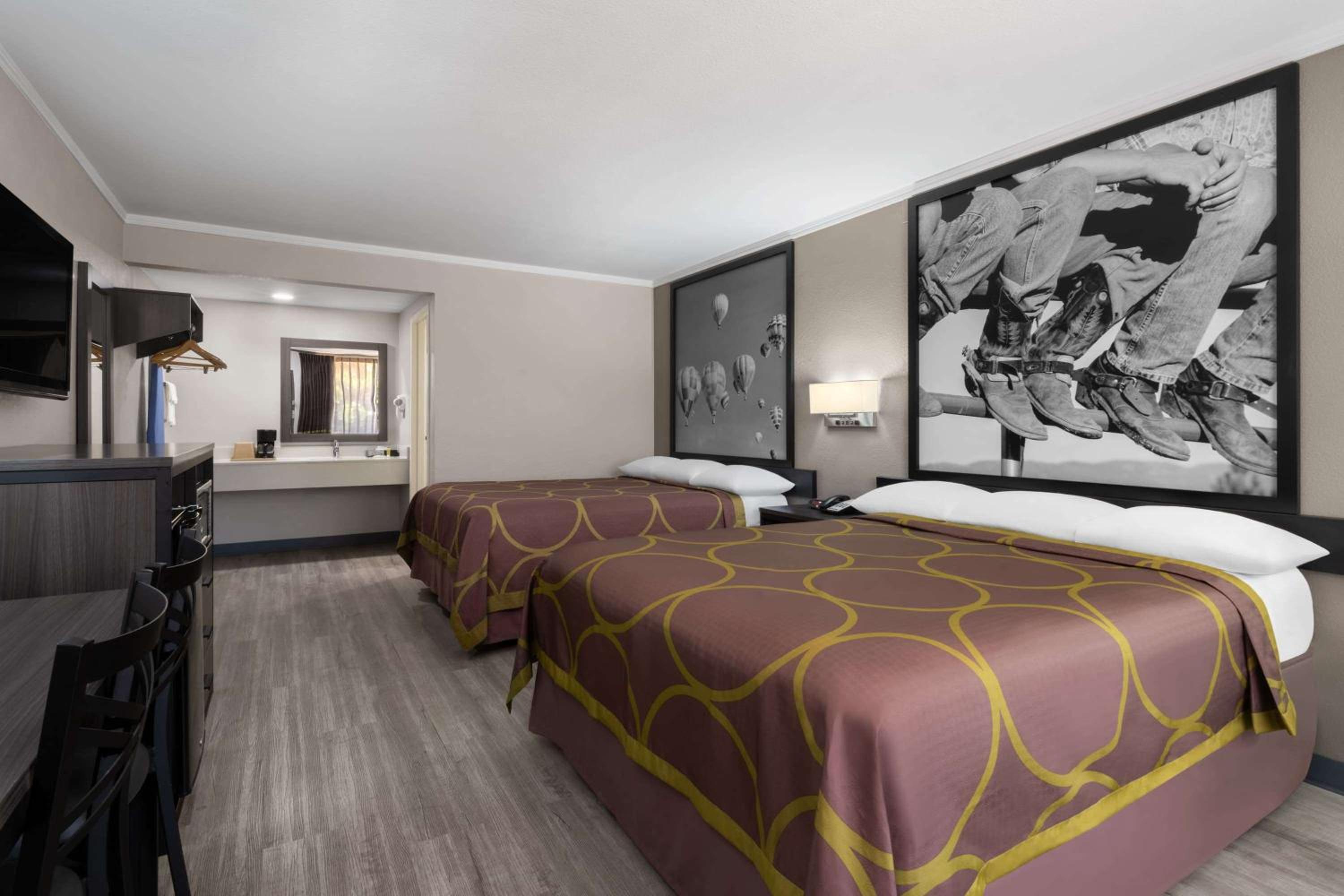 Queen Room with Two Queen Beds - Non-Smoking - Photo 1
