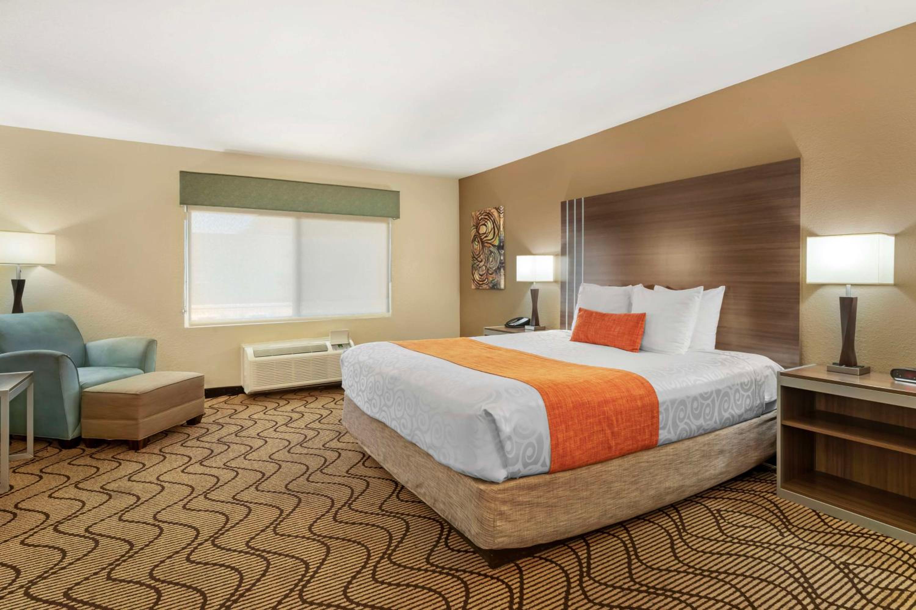 King Room with Roll-in Shower - Disability Access/Non-Smoking - Photo 4