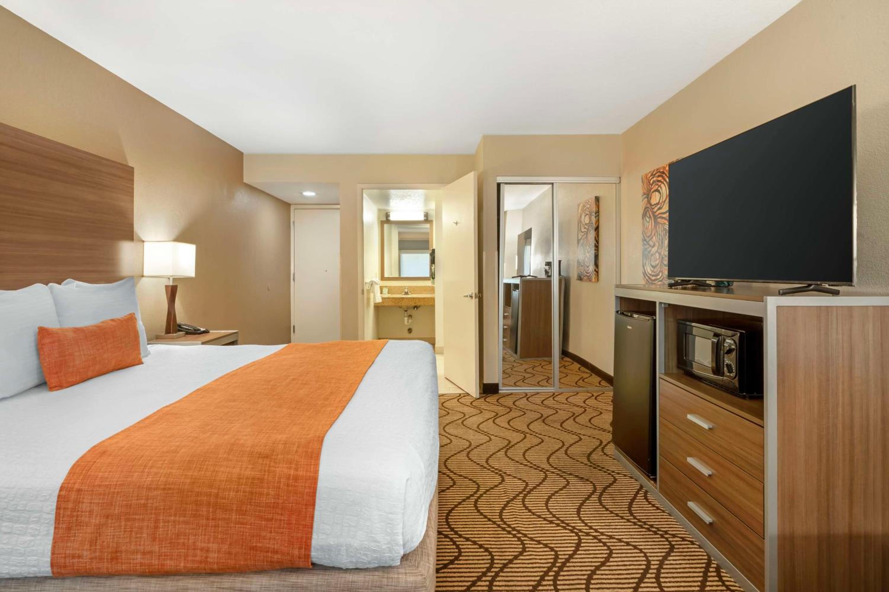 King Room with Walk-In Shower - Non Smoking - Photo 2