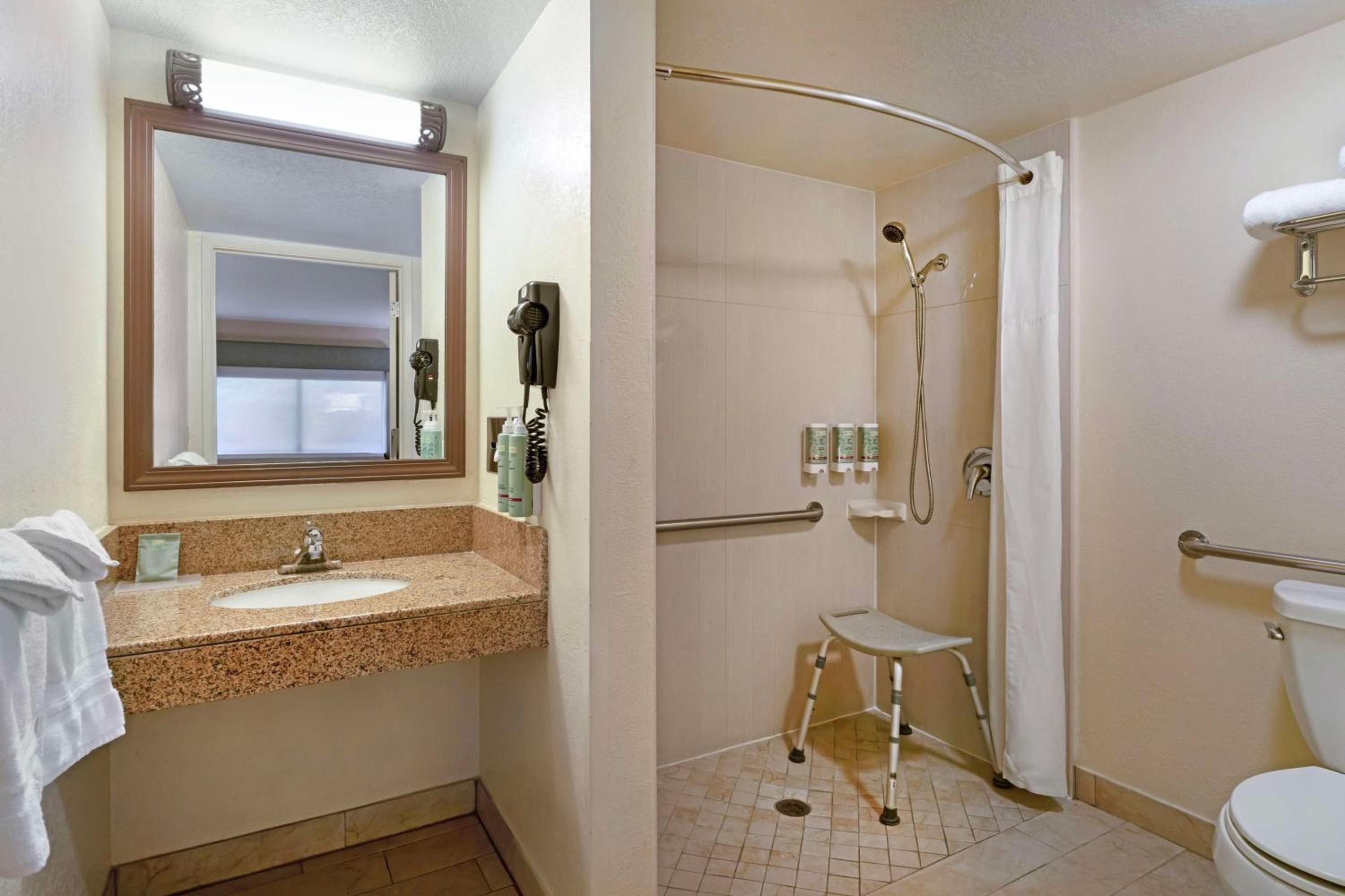 King Room with Roll-in Shower - Disability Access/Non-Smoking - Photo 6