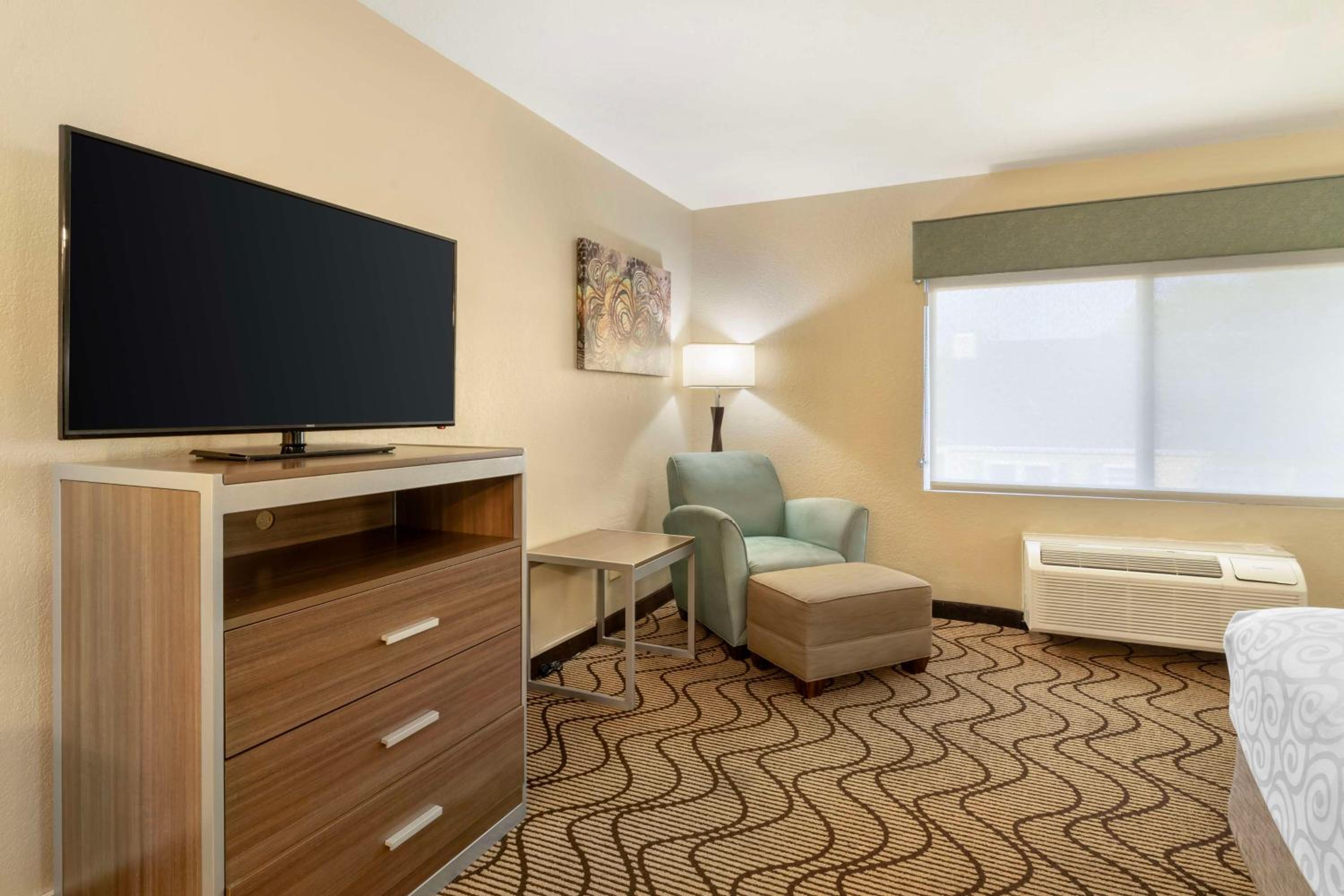 King Room with Walk-In Shower - Non Smoking - Photo 4
